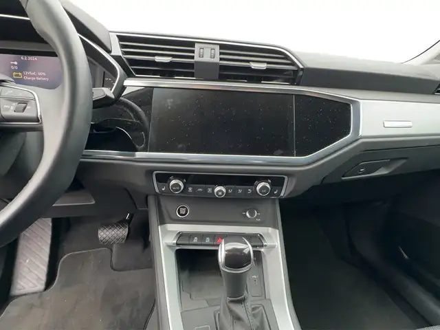Audi Q3 view 14