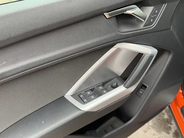 Audi Q3 view 12