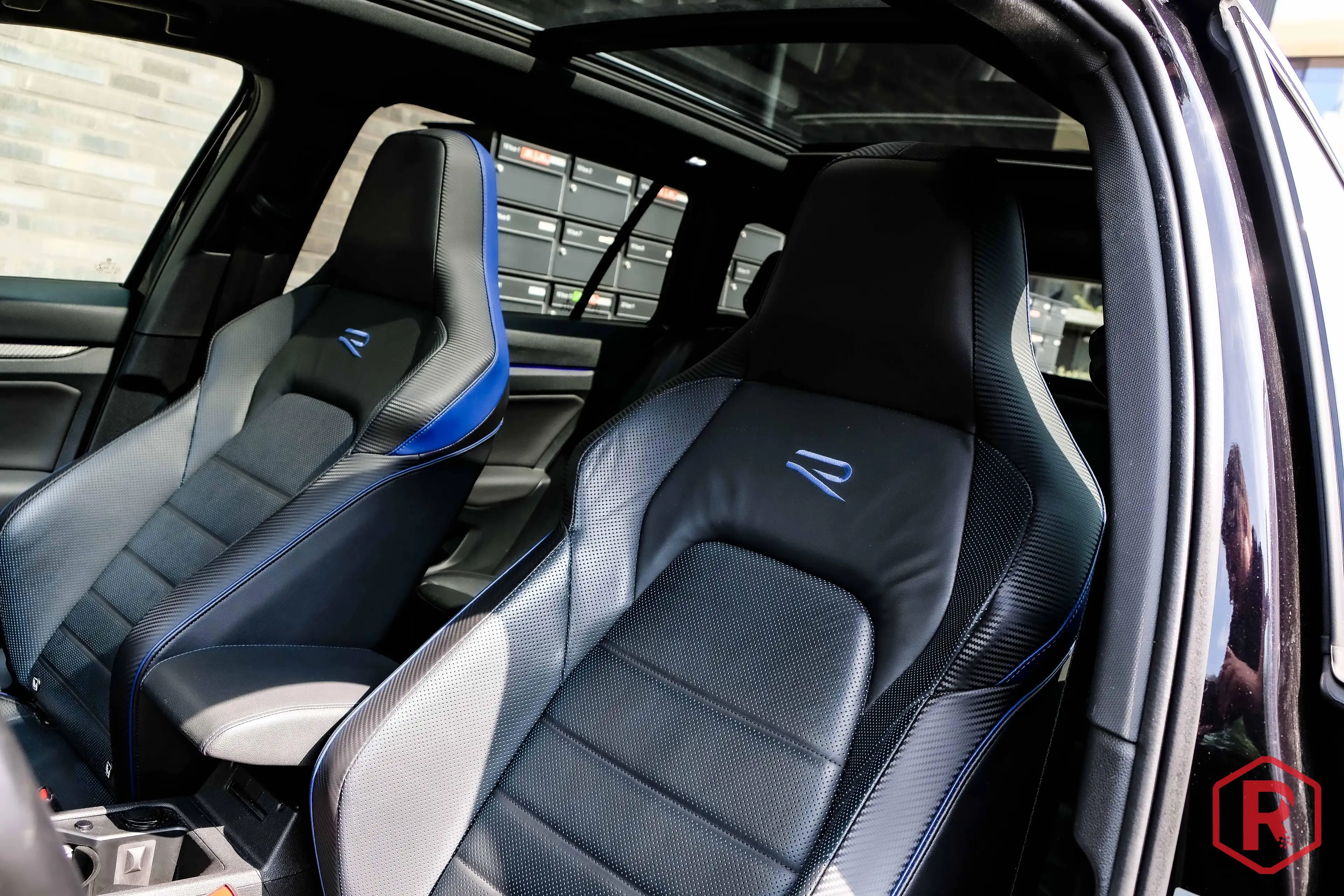 Volkswagen Golf R Variant 2.0 320pk Pano IQ Drive Matrix — photo 11