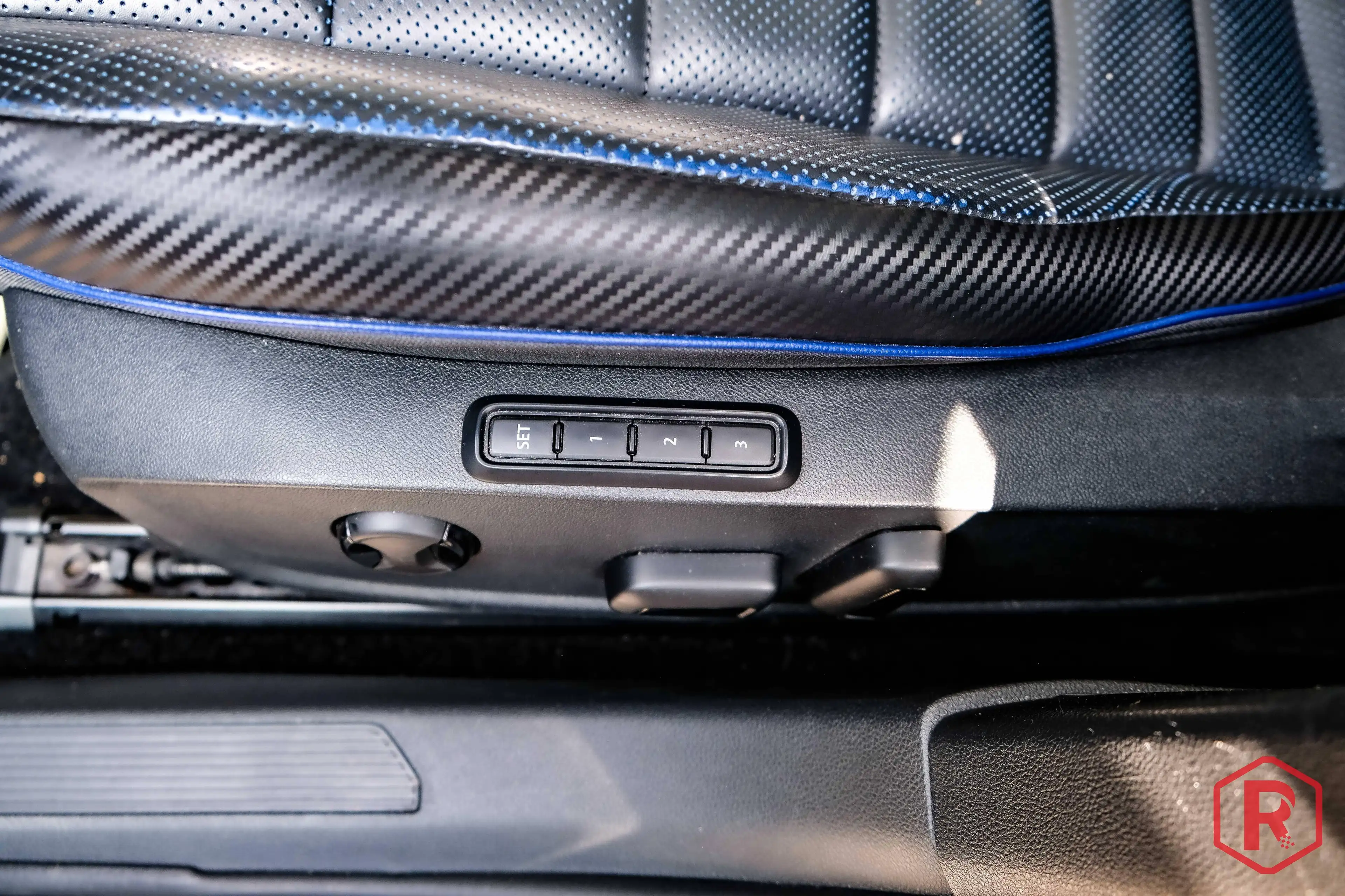 Volkswagen Golf R Variant 2.0 320pk Pano IQ Drive Matrix — photo 13