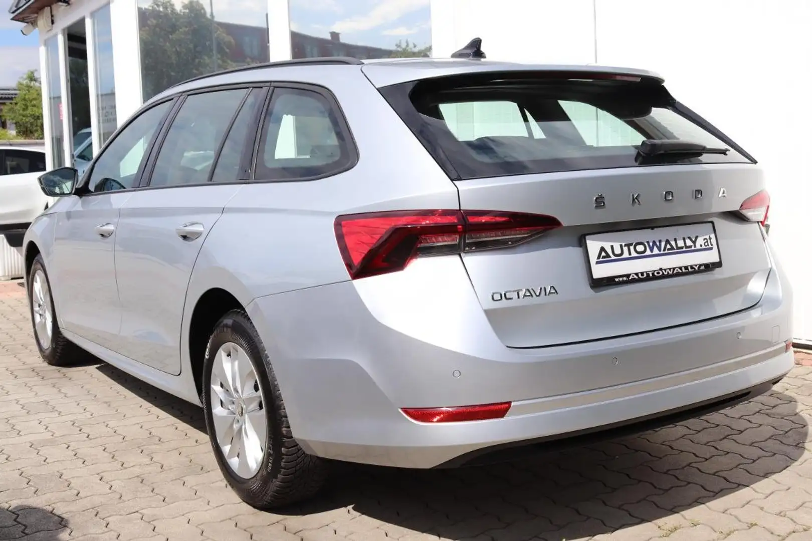 Skoda Octavia Combi 2,0 TDI Ambition Grau - 2