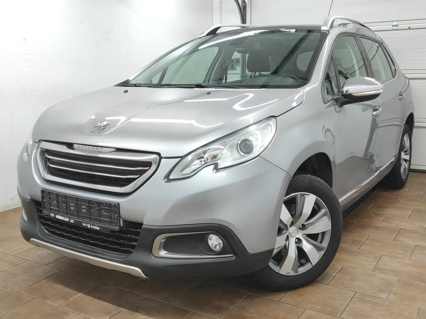 Peugeot 2008 Allure 1.2 NAVI 6-GANG KLIMAA PANORAMA EURO-6 TEMP Gris - 1