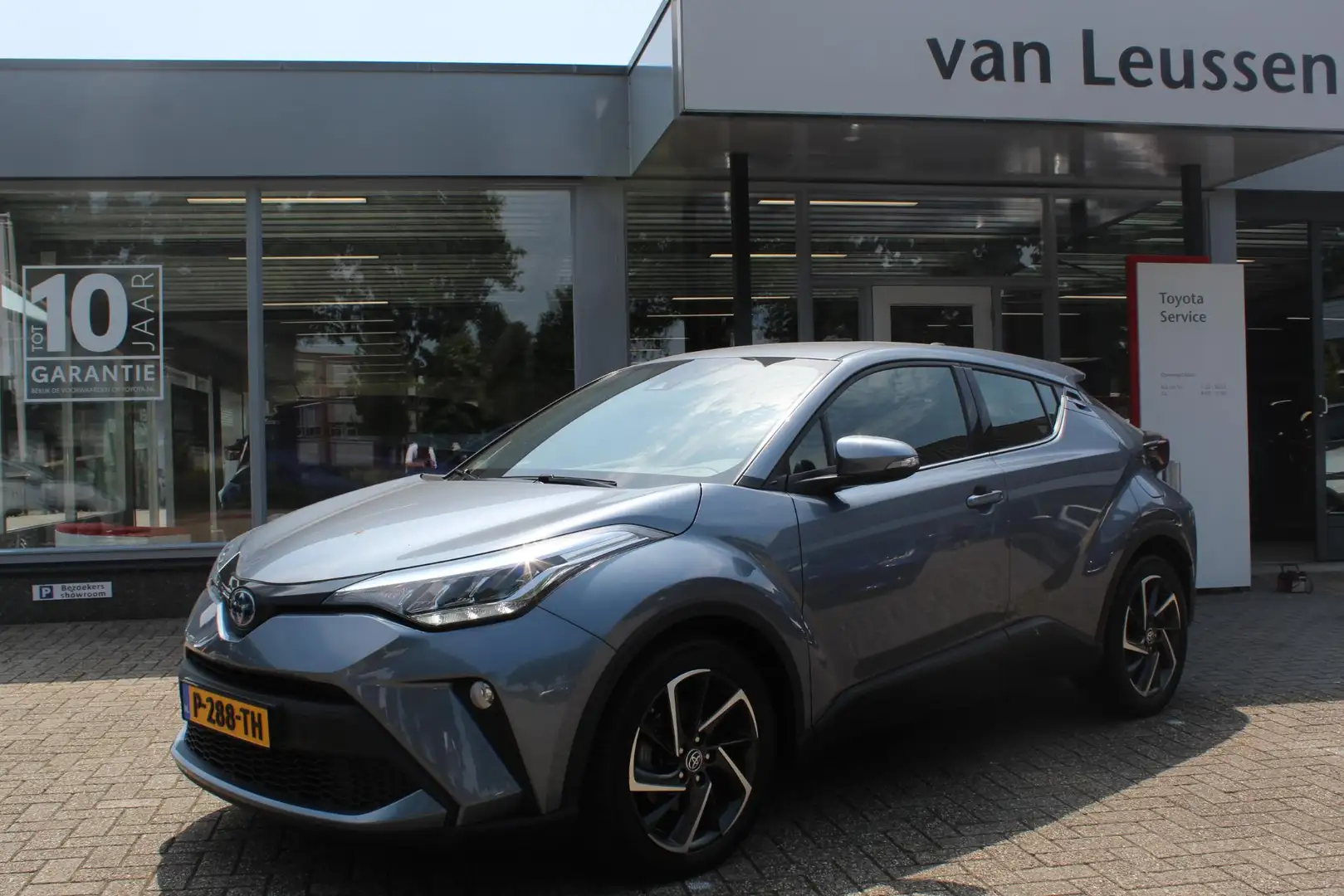 Toyota C-HR 2.0 HYBRID 184PK DYNAMIC LED KEYLESS 18"LM-VELGEN Grijs - 1