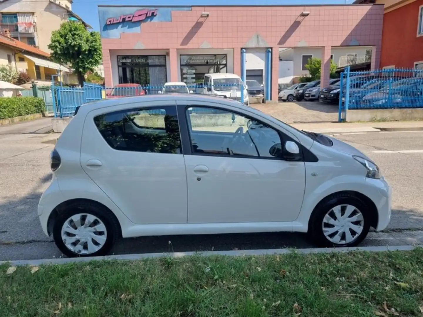 Toyota Aygo 1.0 12V VVT-i 5 porte Lounge Connect Weiß - 1
