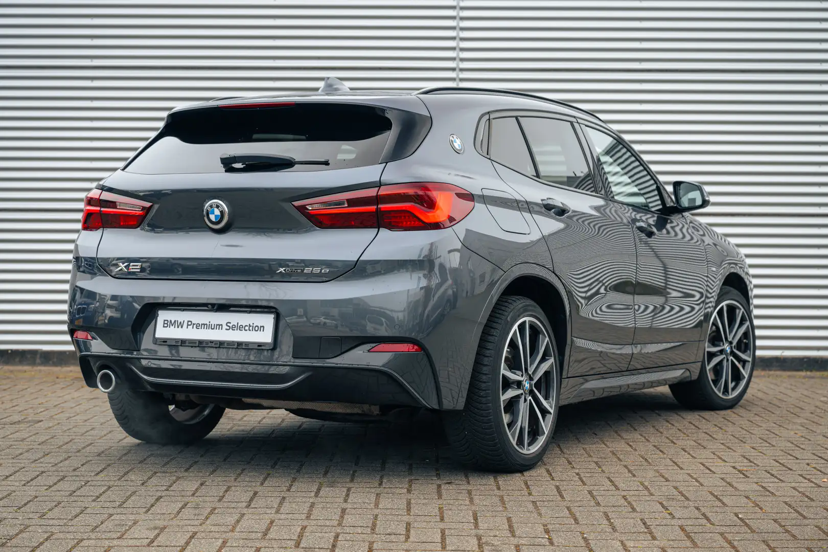 BMW X2 xDrive25e M Sport Automaat / Panoramadak / Sportst Grijs - 2