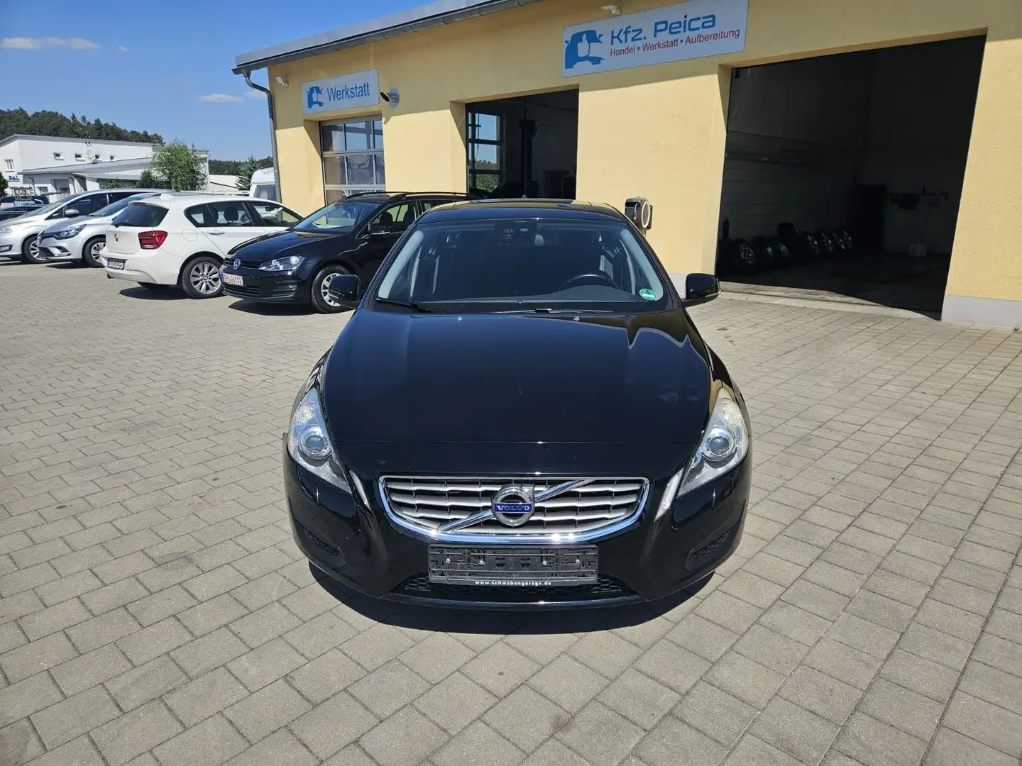Volvo V60 Kombi Momentum*8-fach Bereift*AHK* Noir - 2