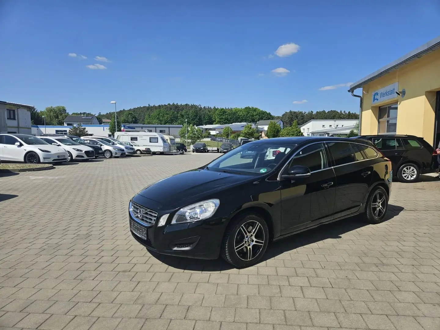 Volvo V60 Kombi Momentum*8-fach Bereift*AHK* Noir - 1