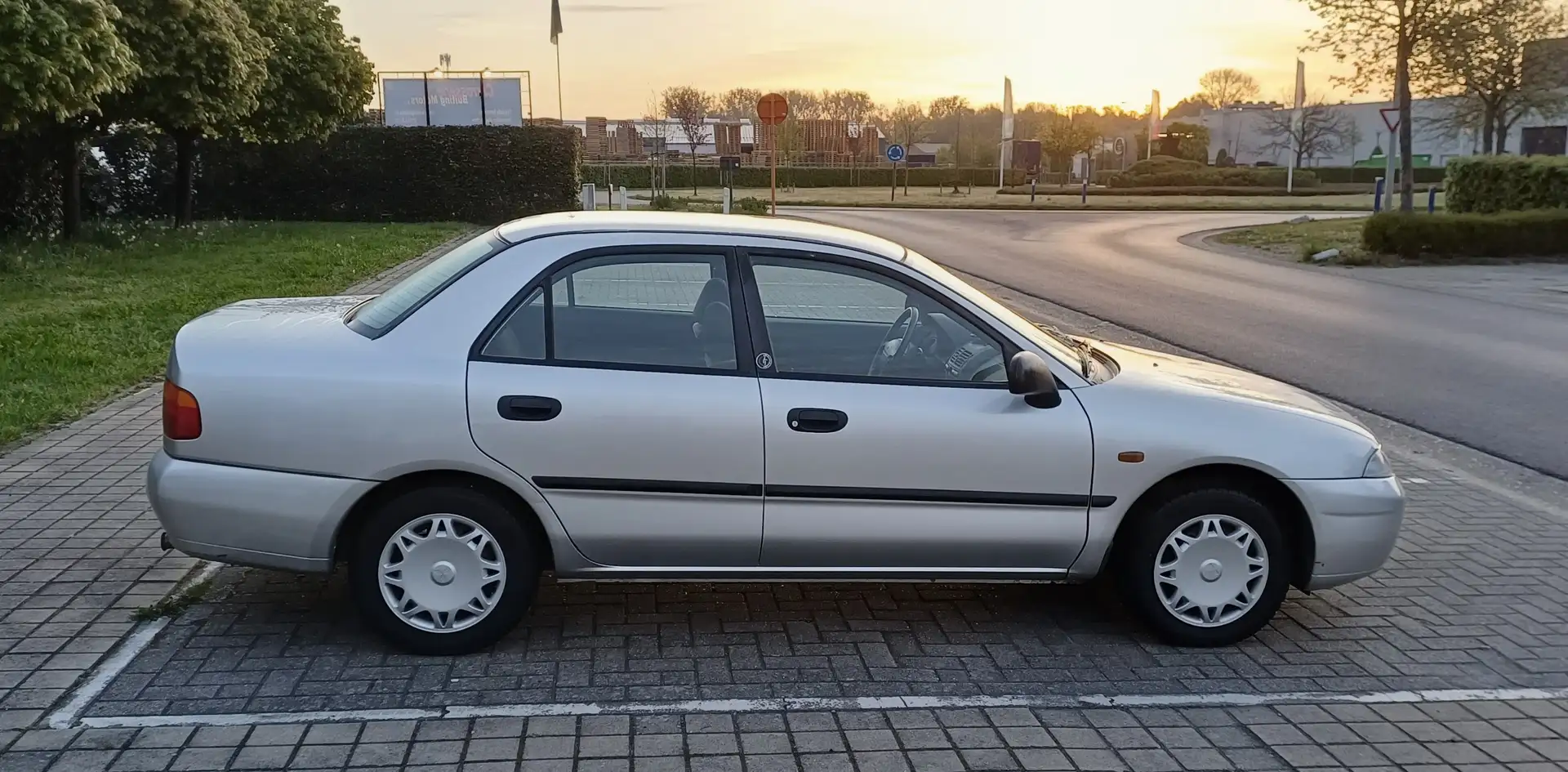 Mitsubishi Carisma 1.6i GL Anniversary Plateado - 2