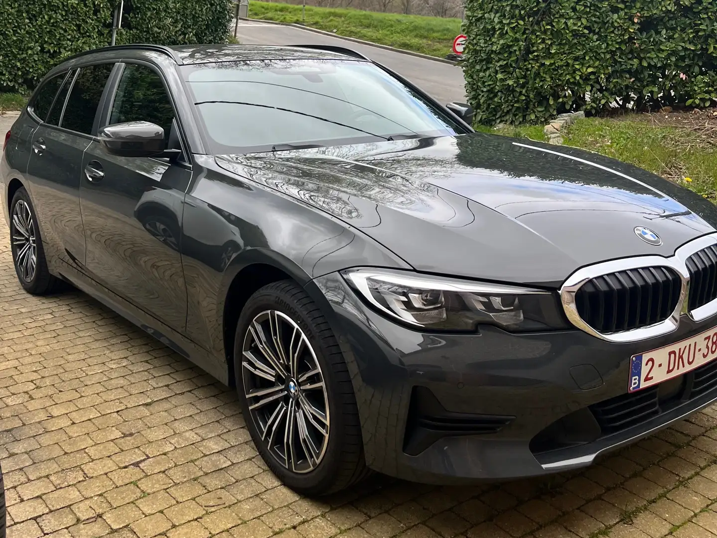 BMW 320 320d Touring Aut. Sport Line Zwart - 1