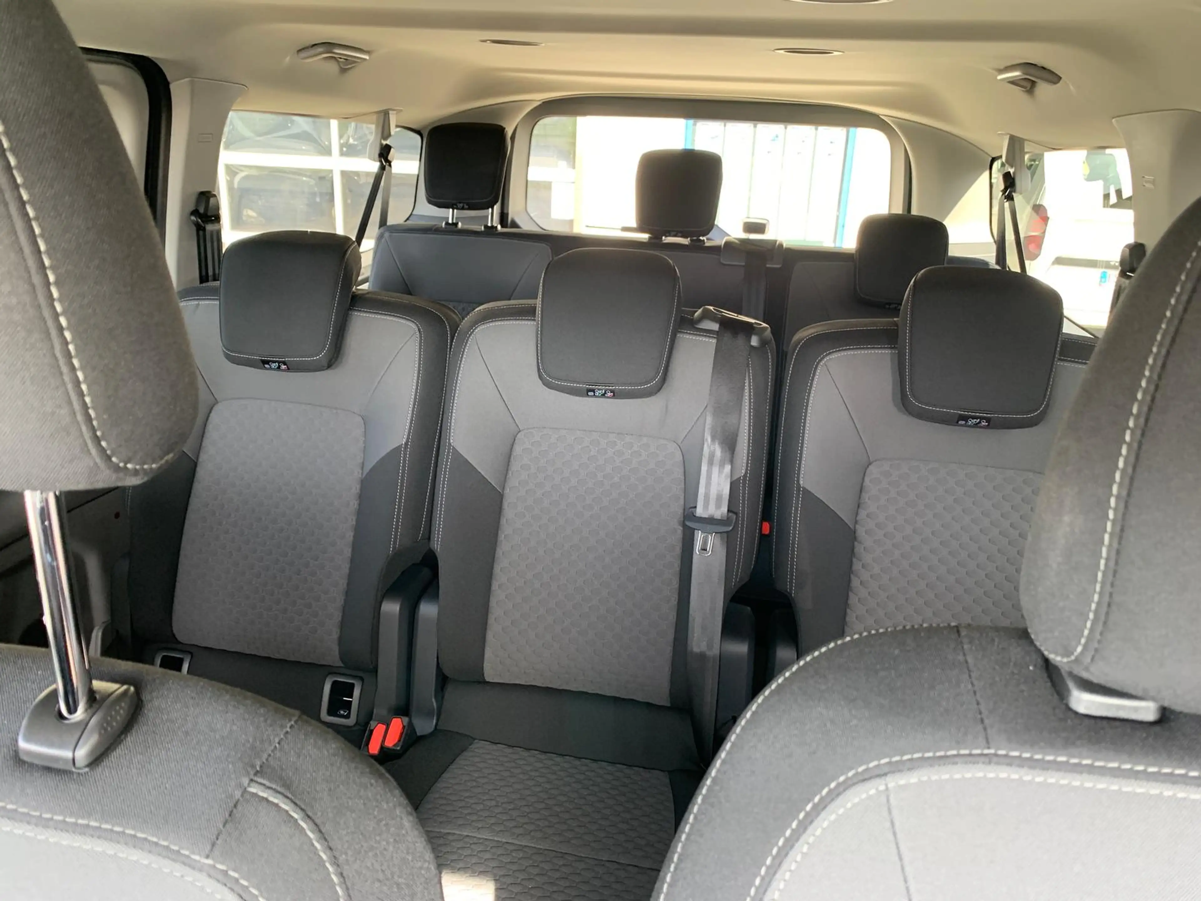 Volkswagen T7 Caravelle Life LR lang AHK 9Sitzer Kamera APP — photo 12