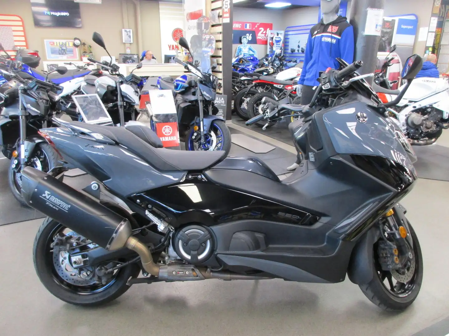 Yamaha TMAX 560 Gris - 1