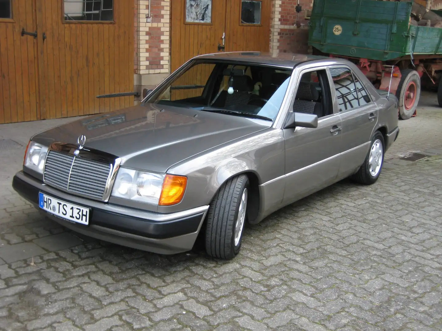 Mercedes-Benz 230 - 1