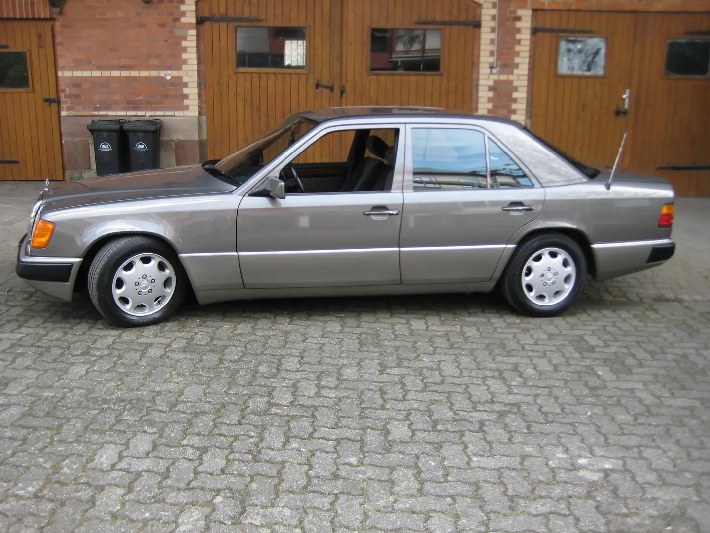 Mercedes-Benz 230 - 2