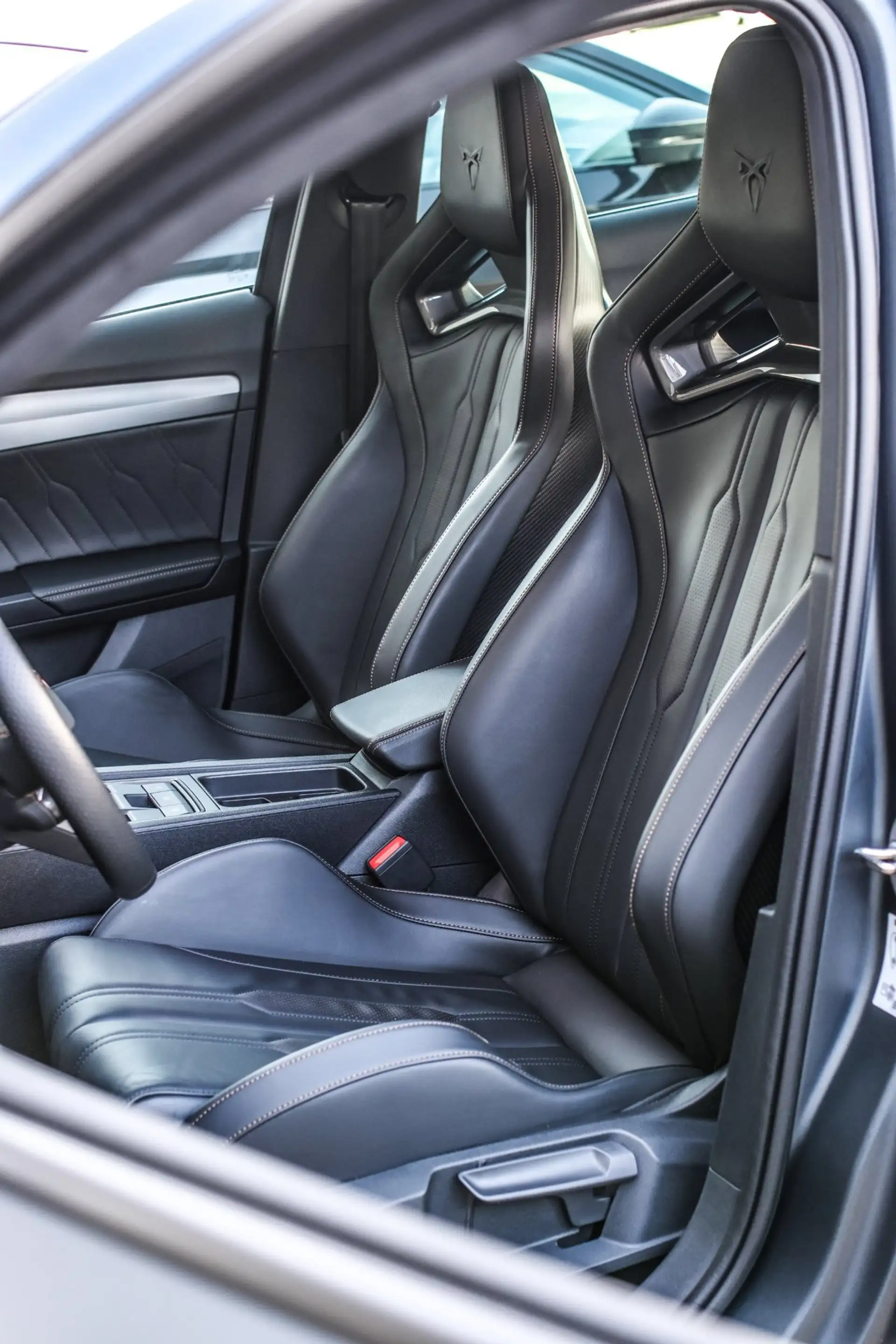 CUPRA Formentor VZ5 2.5 TSI *Schaalstoelen*Carbon*360 Camera*Beats*Uni — photo 4