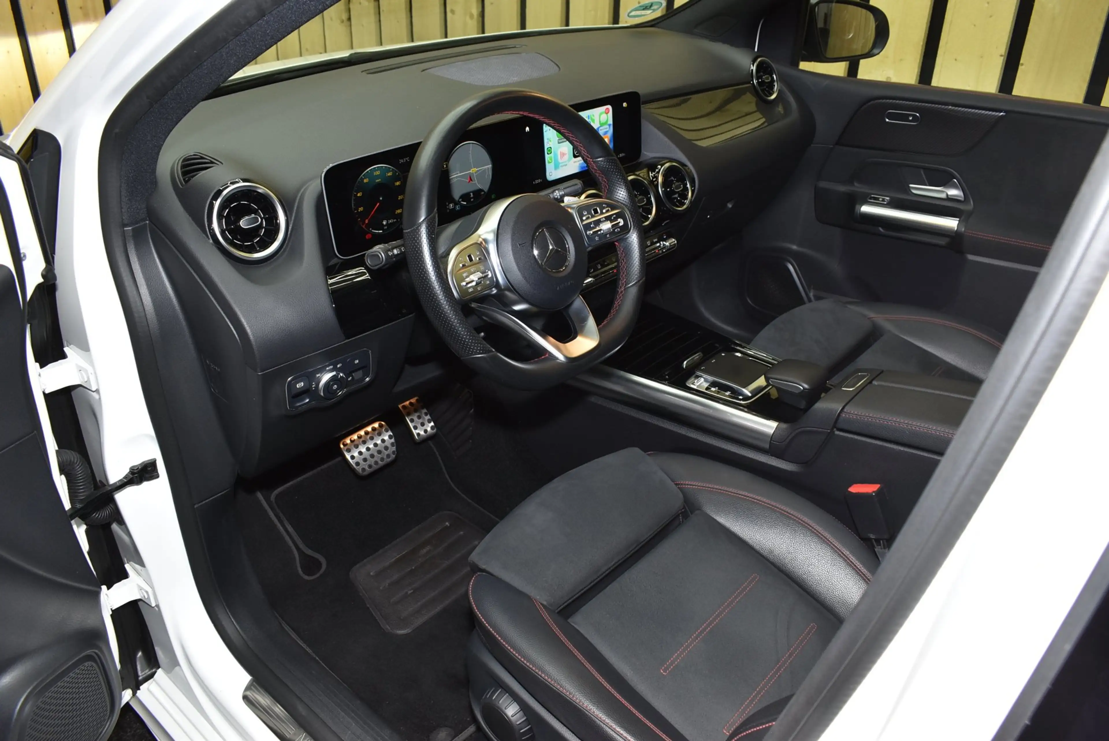 Mercedes-Benz B 180 Business Solution AMG Trekhaak Panoramadak CarPlay — photo 32