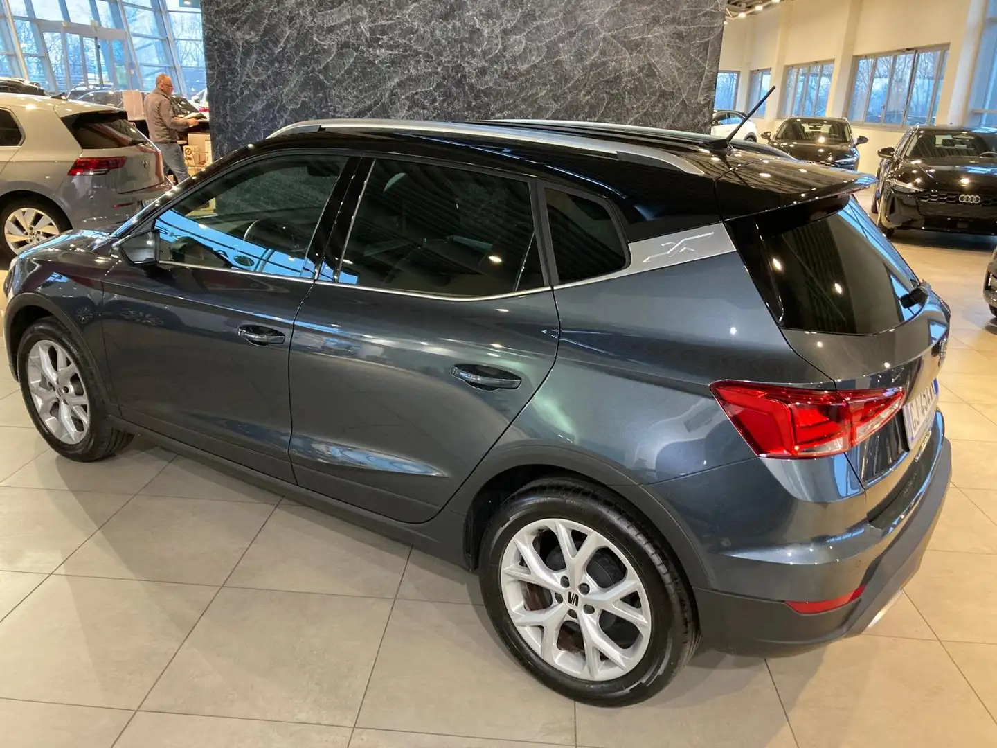 SEAT Arona Arona 1.0 tgi FR 90cv Gris - 2