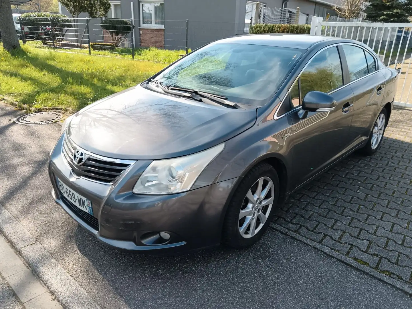 Toyota Avensis Executive Grau - 1