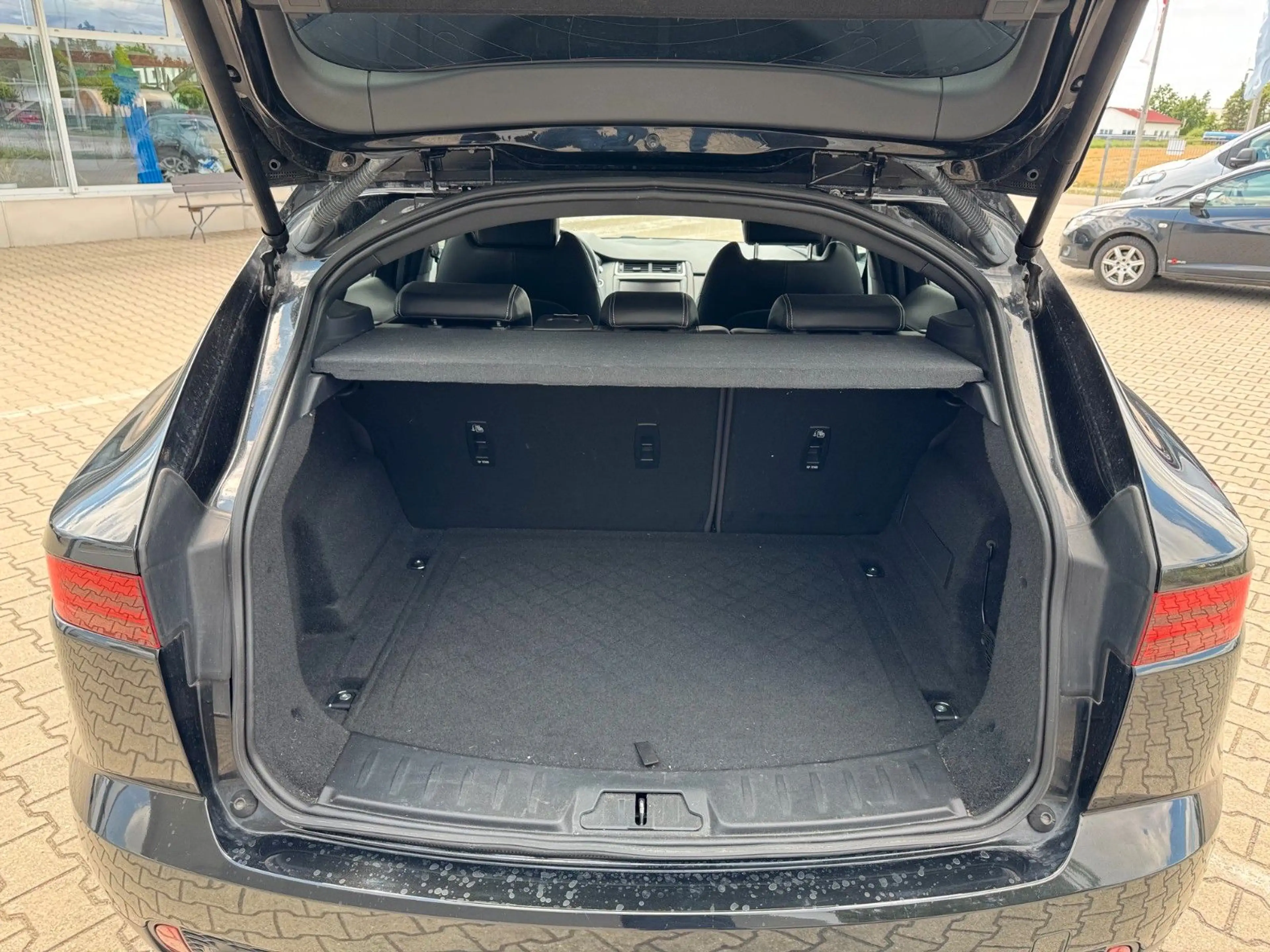 Jaguar E-Pace E-PACE R-Dynamic SE AWD — photo 8
