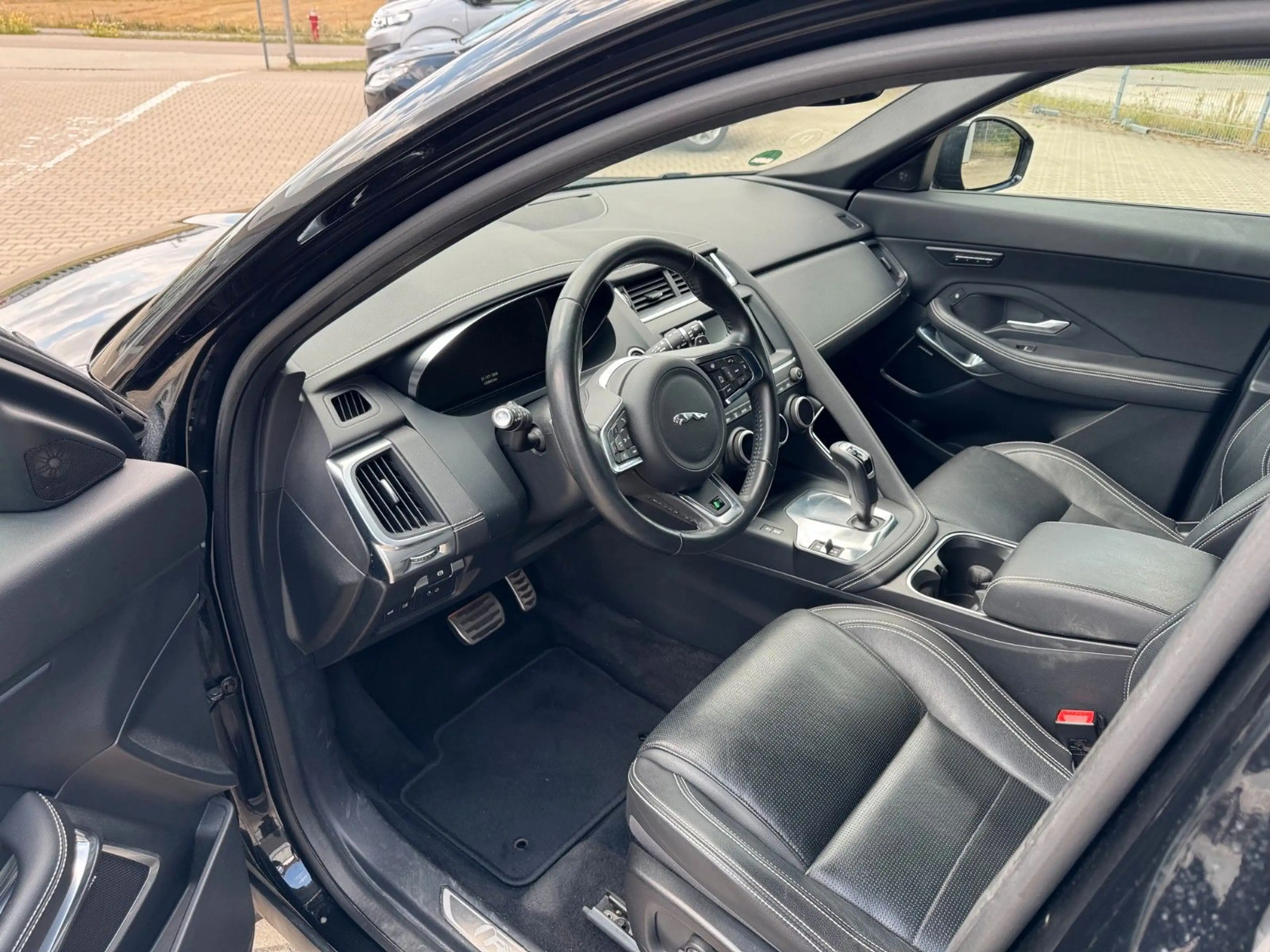 Jaguar E-Pace E-PACE R-Dynamic SE AWD — photo 9