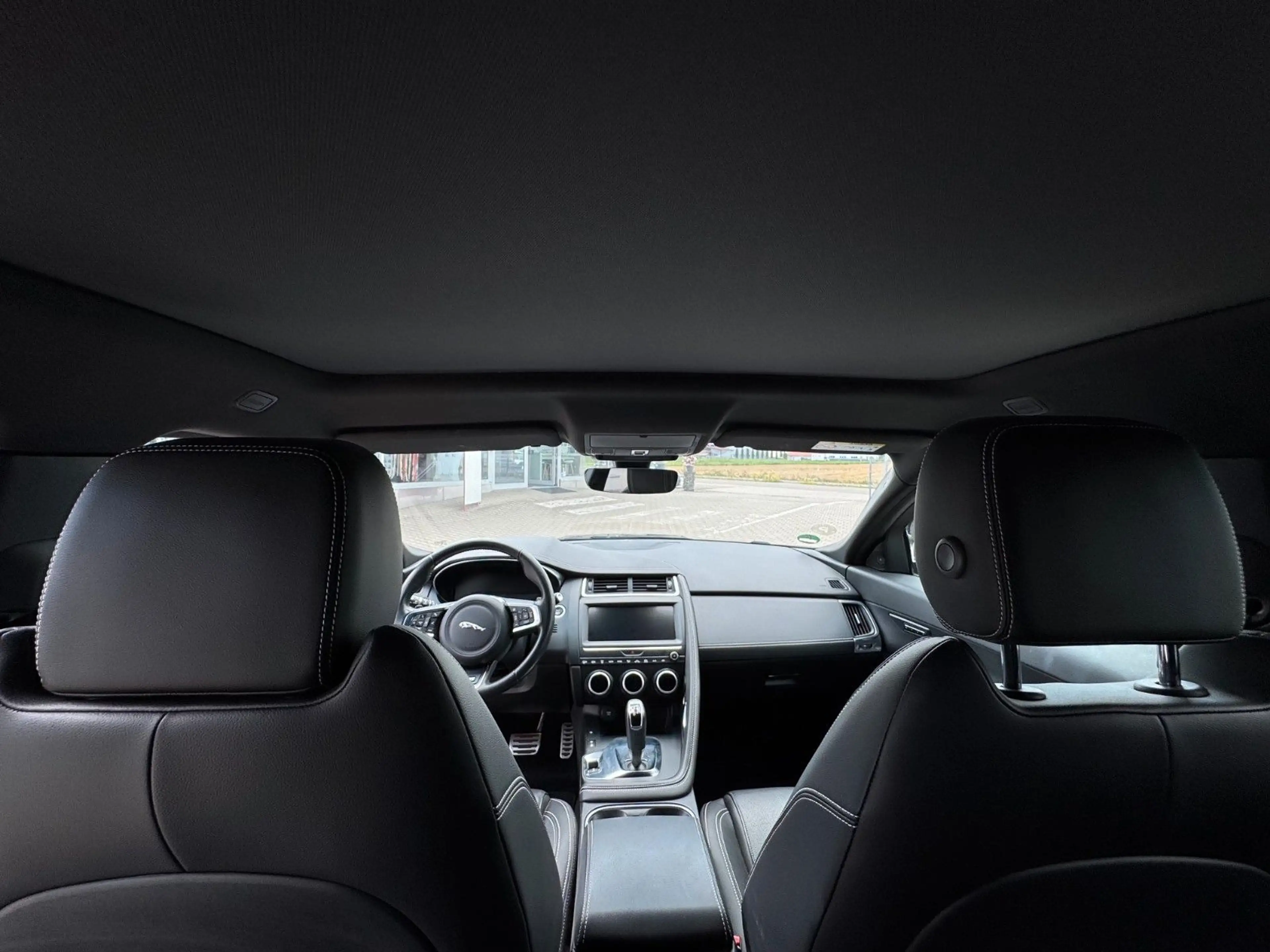 Jaguar E-Pace E-PACE R-Dynamic SE AWD — photo 11