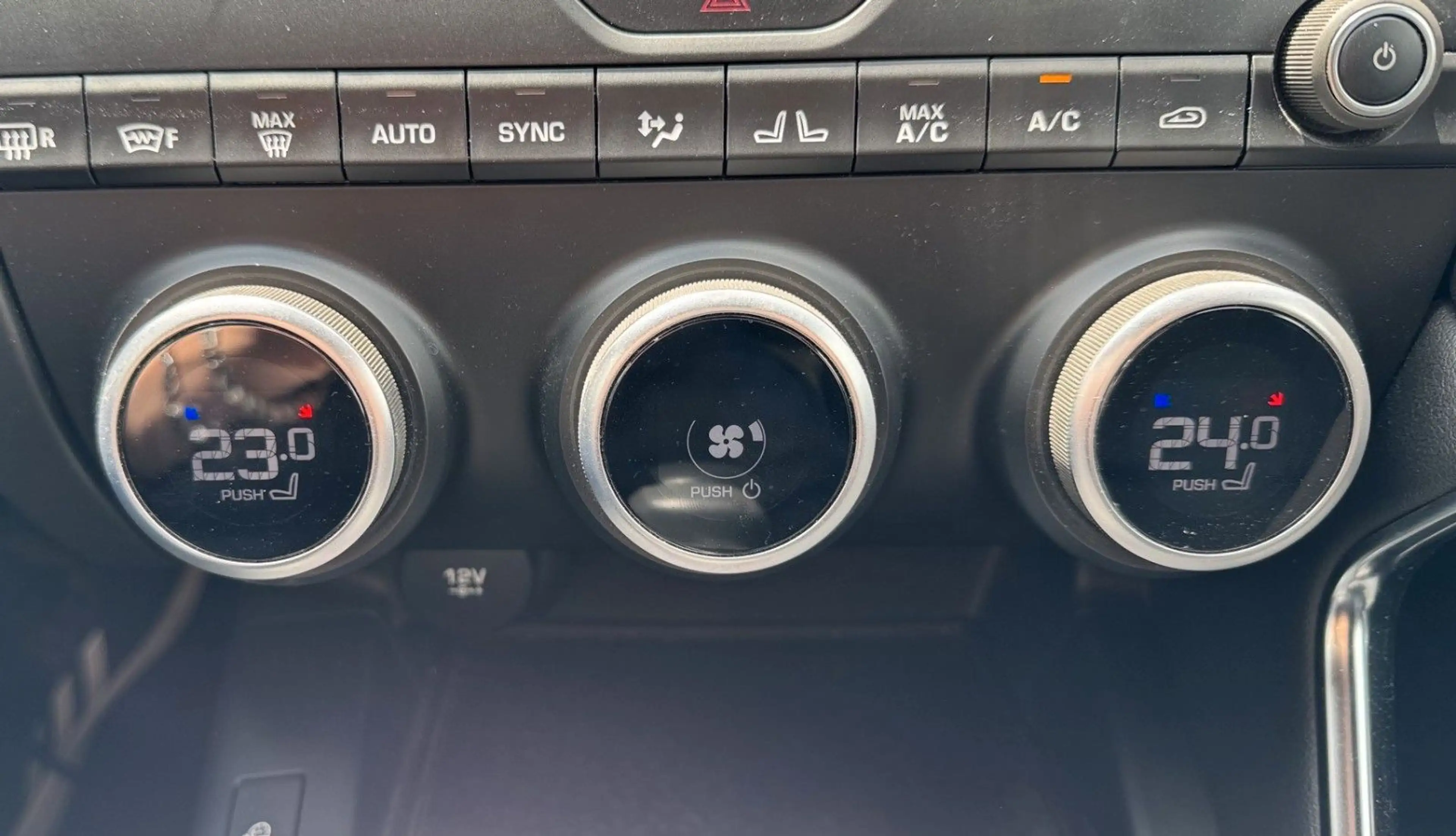 Jaguar E-Pace E-PACE R-Dynamic SE AWD — photo 15
