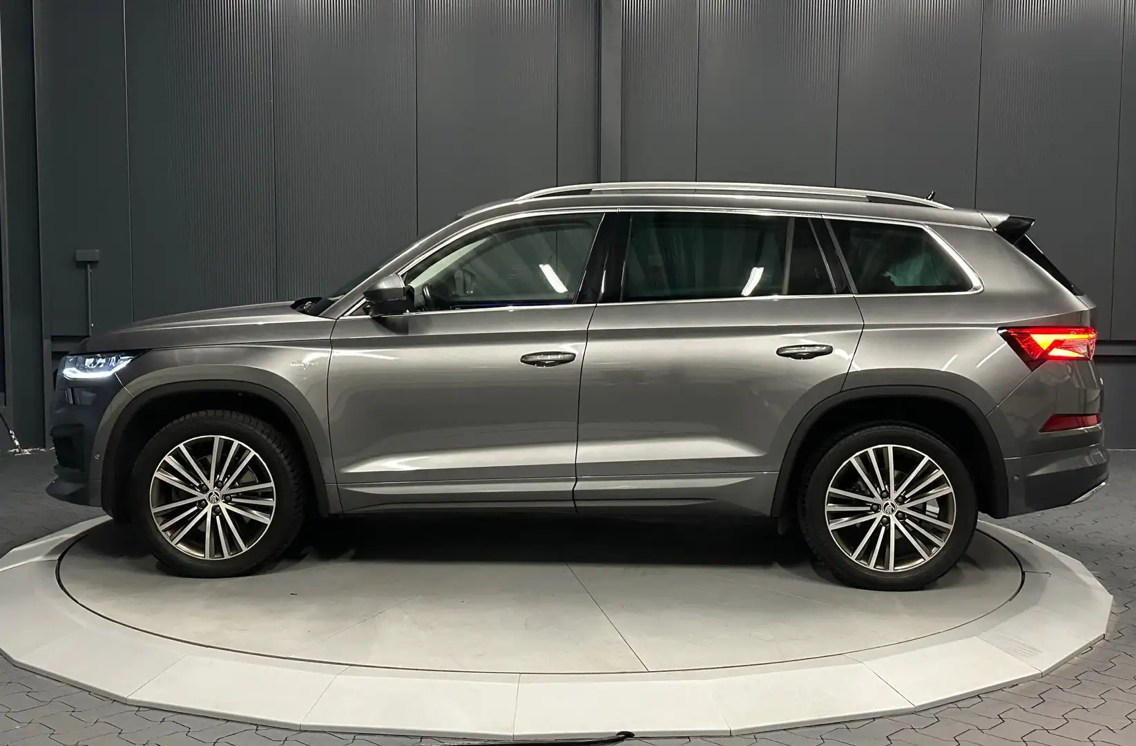 Skoda Kodiaq L&K 4x4 *Traveller-Plus*360*AHK*19Zoll*el.Klappe* Gris - 2
