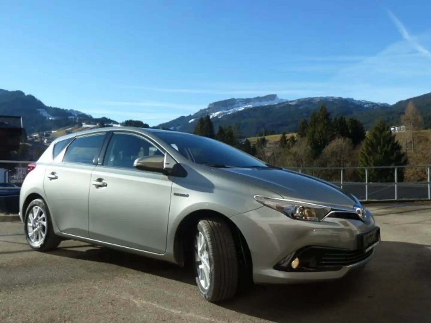 Toyota Auris Auris 1,8 VVT-i Hybrid Autom, Anhängerkupplung Silber - 1