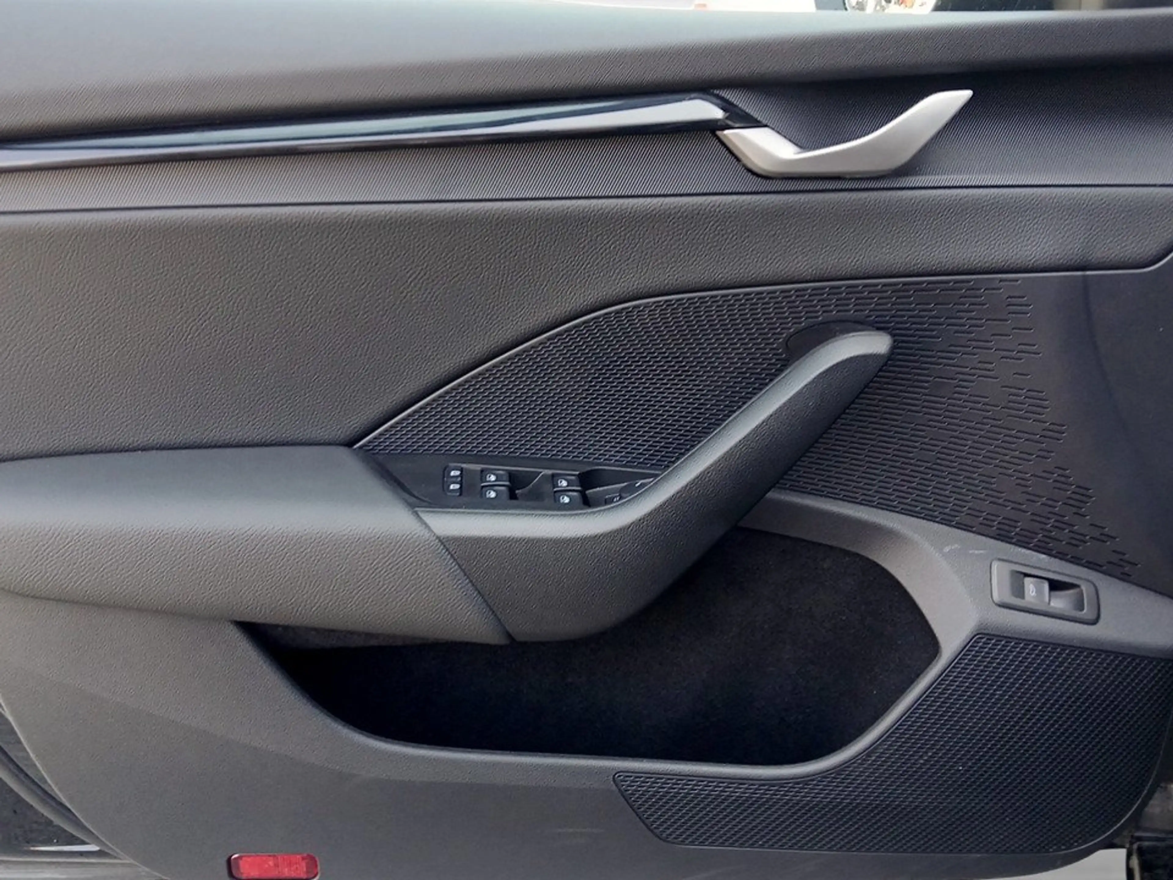 Skoda Octavia Combi 1.5 TSI DSG Selection AHK+LED+NAVI — photo 9