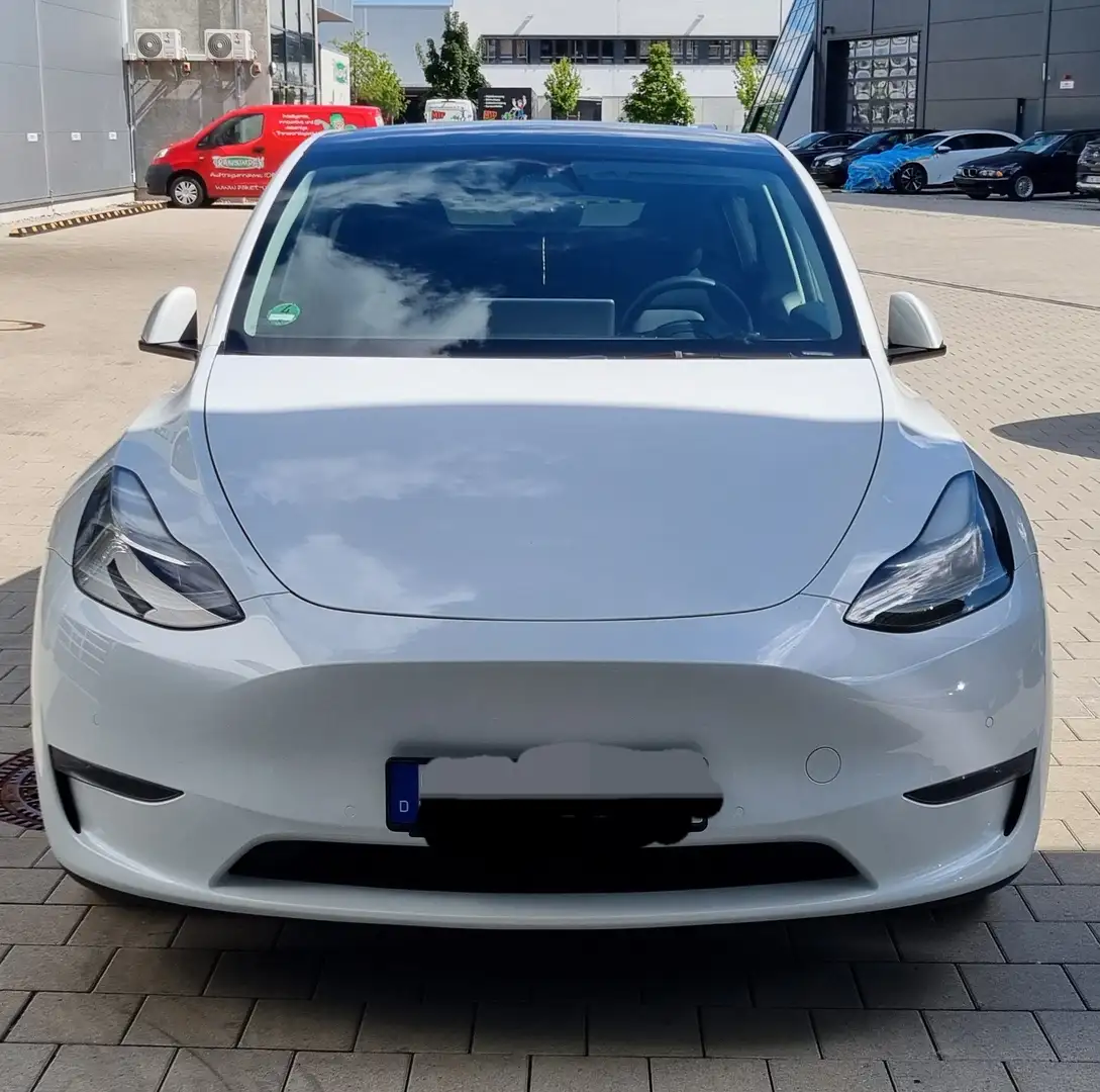 Tesla Model Y Performance Dual Motor AWD - 1