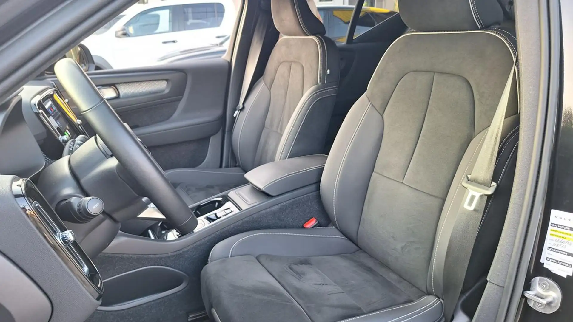 Volvo XC40 B3 automatico Plus Dark R-DESIGN N°GK493 Negro - 2