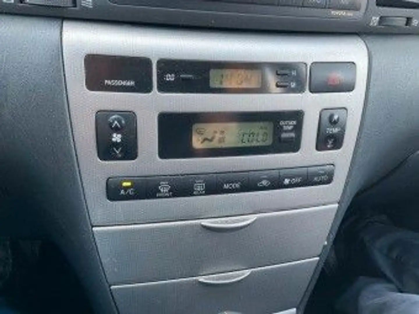 Toyota Corolla 1.6 Sol Klimaautomatik 5-Türer TÜV NEU Stříbrná - 2