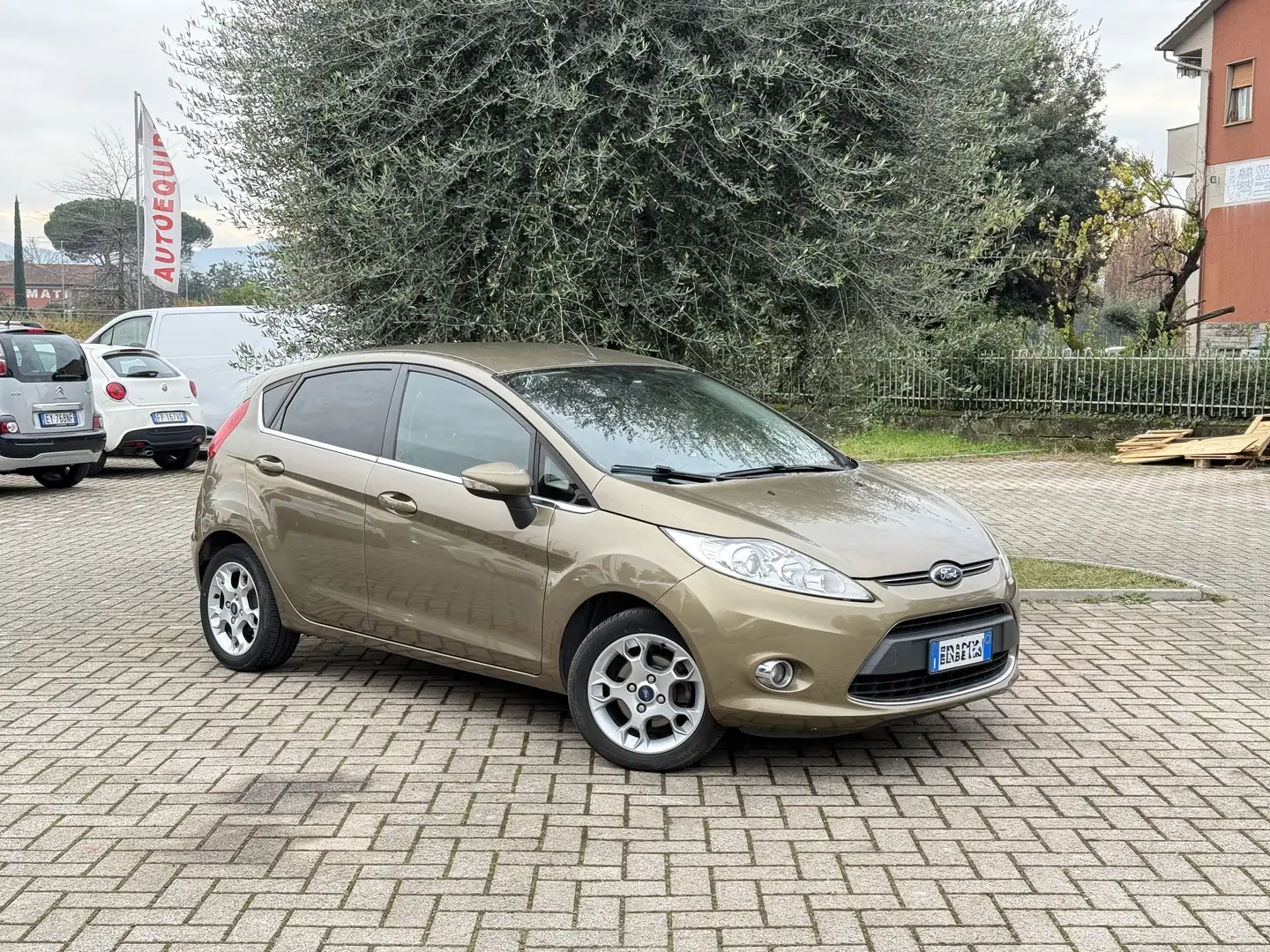 Ford Fiesta 1.4 B/GPL 16v Titanium Business Bronce - 1