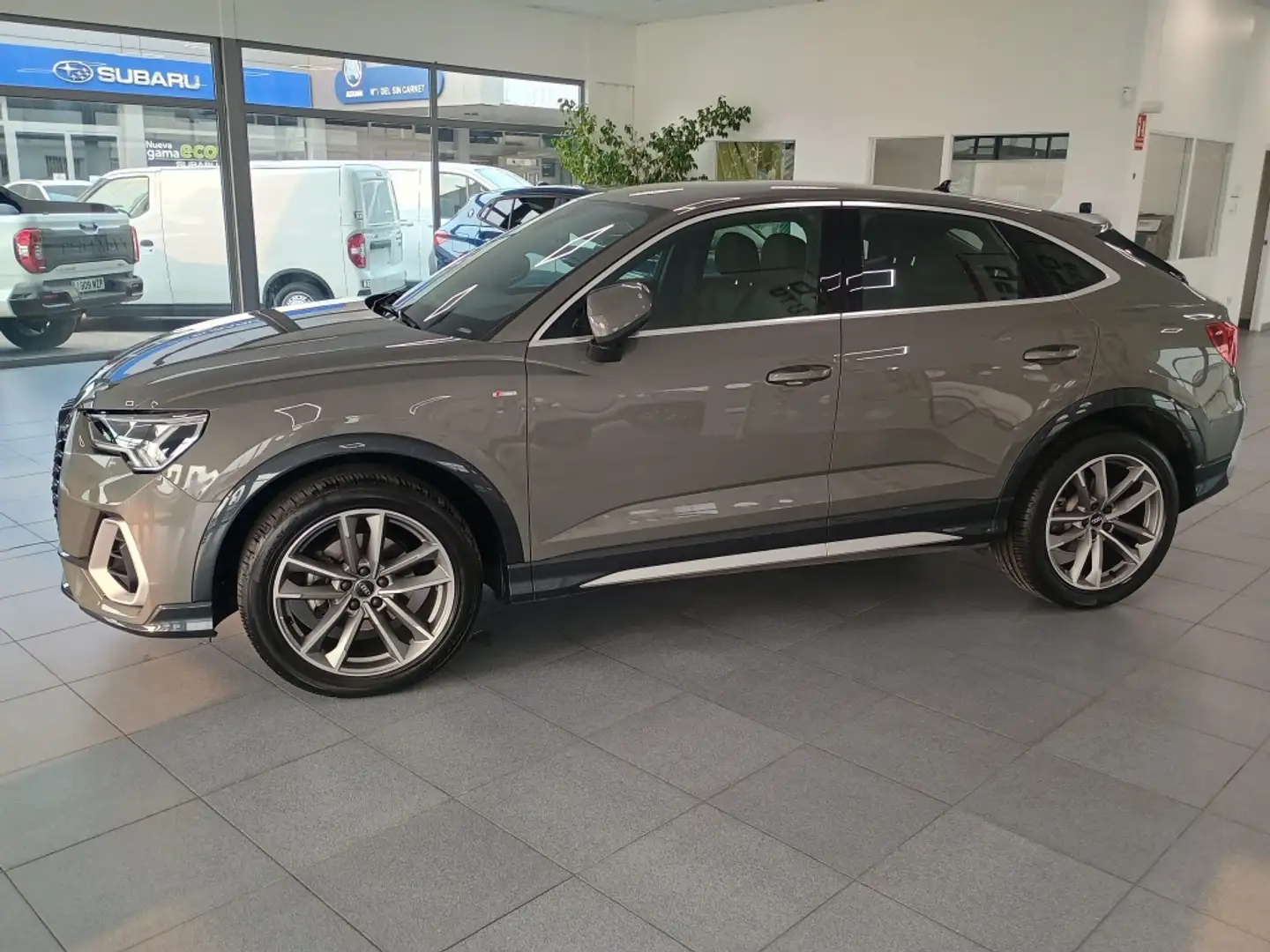 Audi Q3 Sportback 35 TDI S line S tronic Grün - 1