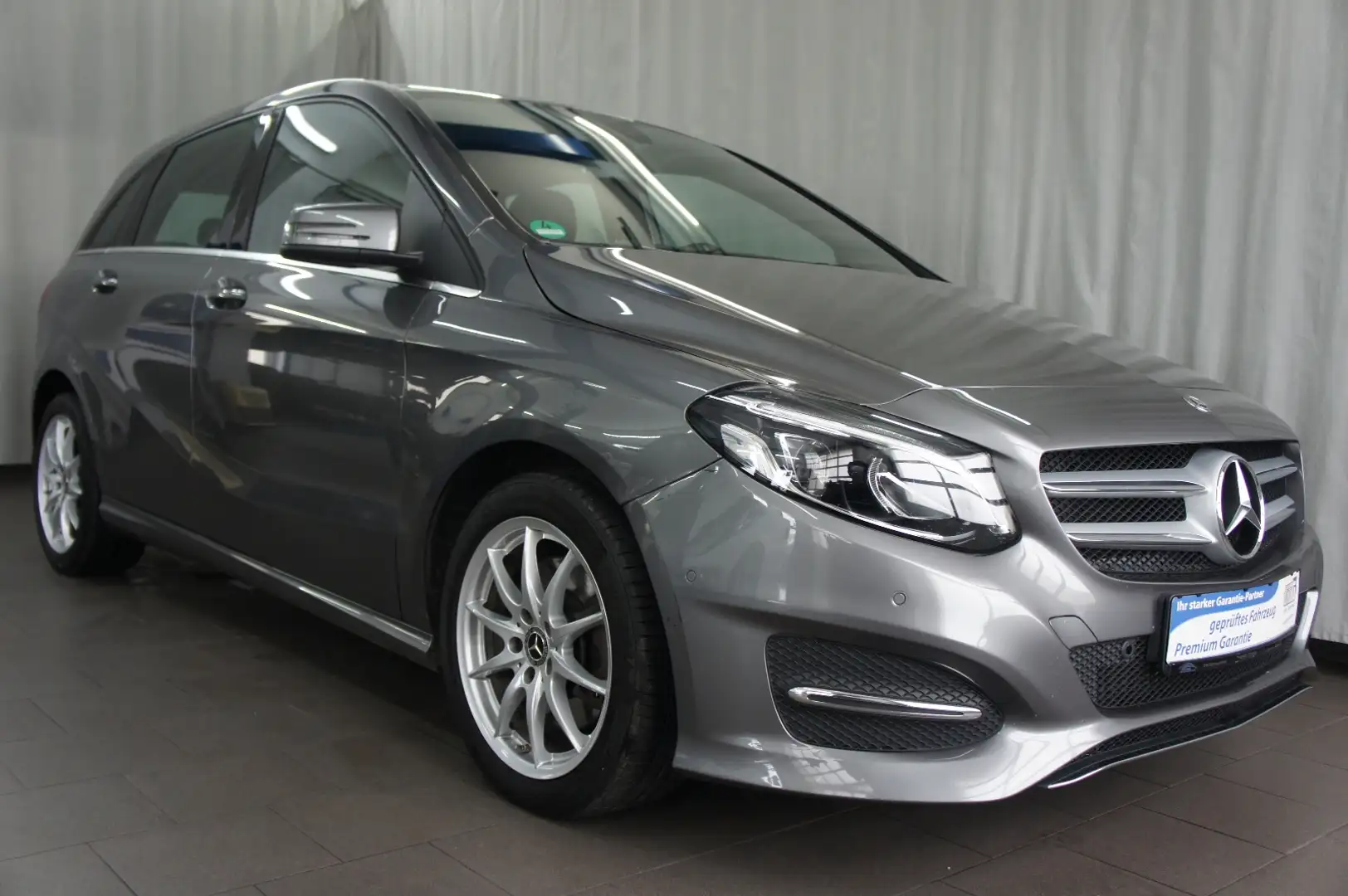 Mercedes-Benz B 250 4Matic #K449-657 Grau - 1