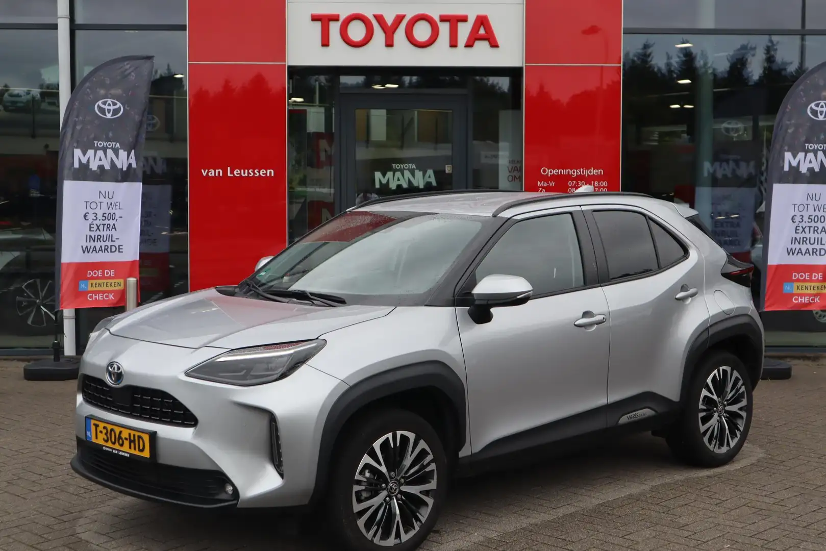 Toyota Yaris Cross 1.5 HYBRID EXECUTIVE NAVI BLIND-SPOT KEYLESS STOEL Gris - 1