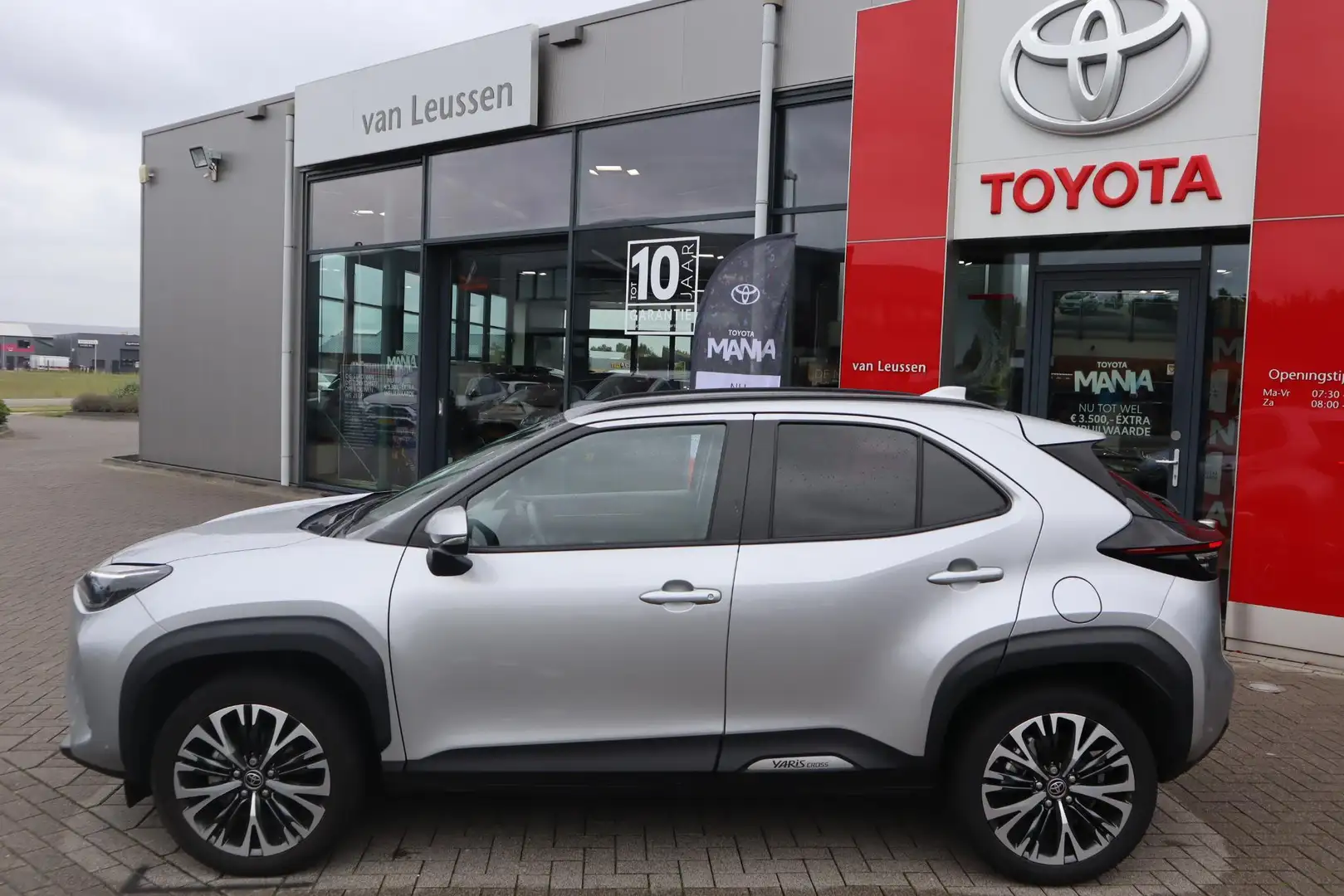 Toyota Yaris Cross 1.5 HYBRID EXECUTIVE NAVI BLIND-SPOT KEYLESS STOEL Gris - 2