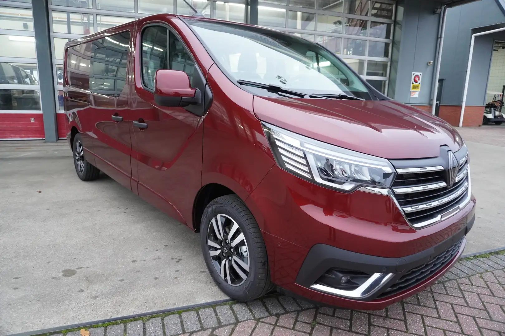 Renault Trafic 2.0 Bleu dCi EDC 170PK L2H1 Extra DubbelCabine Aut Rouge - 2