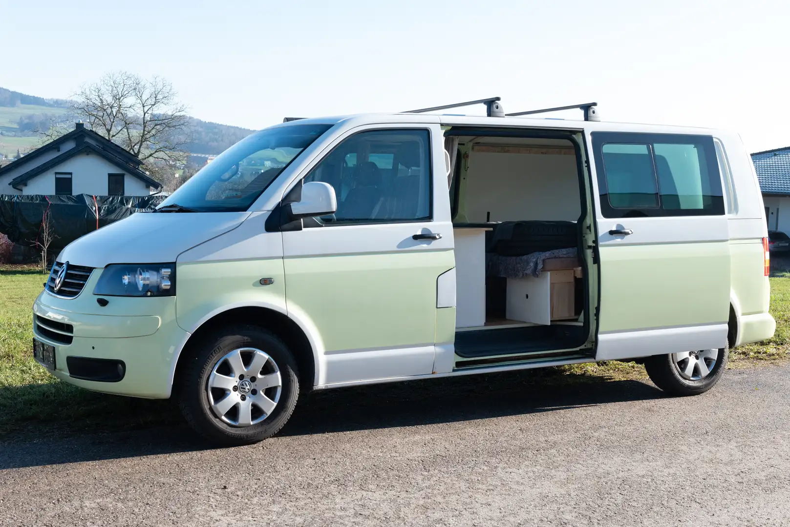 Volkswagen Transporter umgebaut zu einem Camper Grün - 2