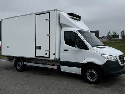 Mercedes-Benz Sprinter 317 met lichtgewicht koel/vries bak en Carriër