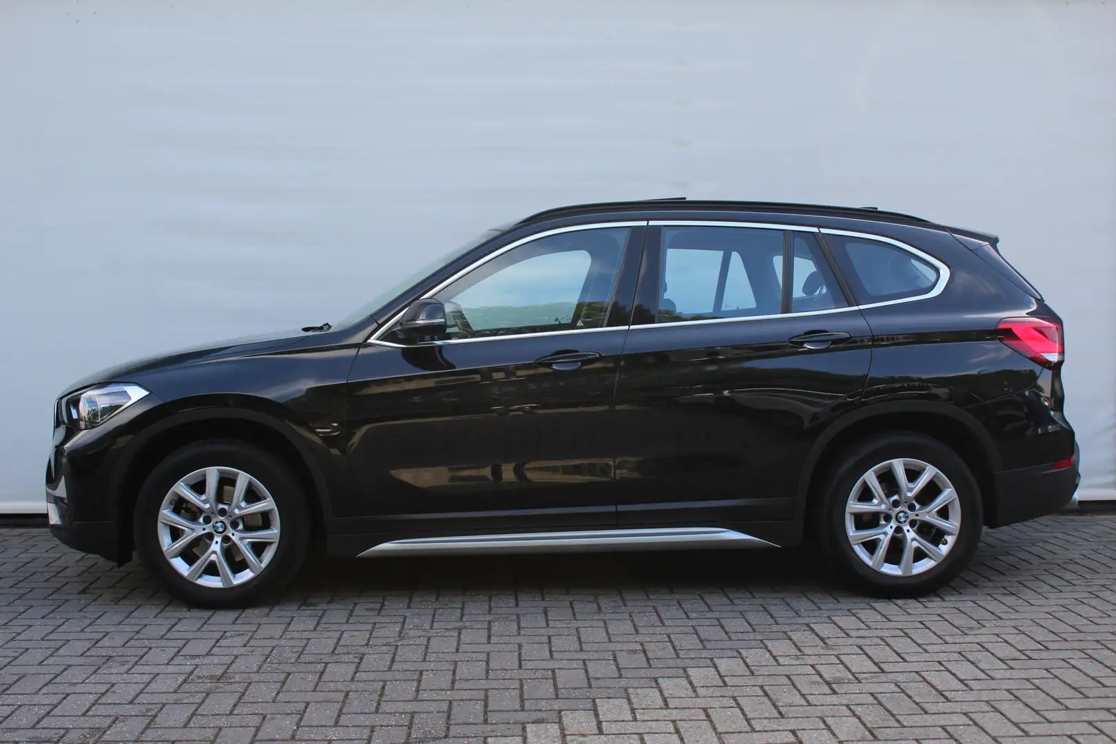 BMW X1 sDrive18i High Executive xLine Automaat / Panorama Zwart - 2