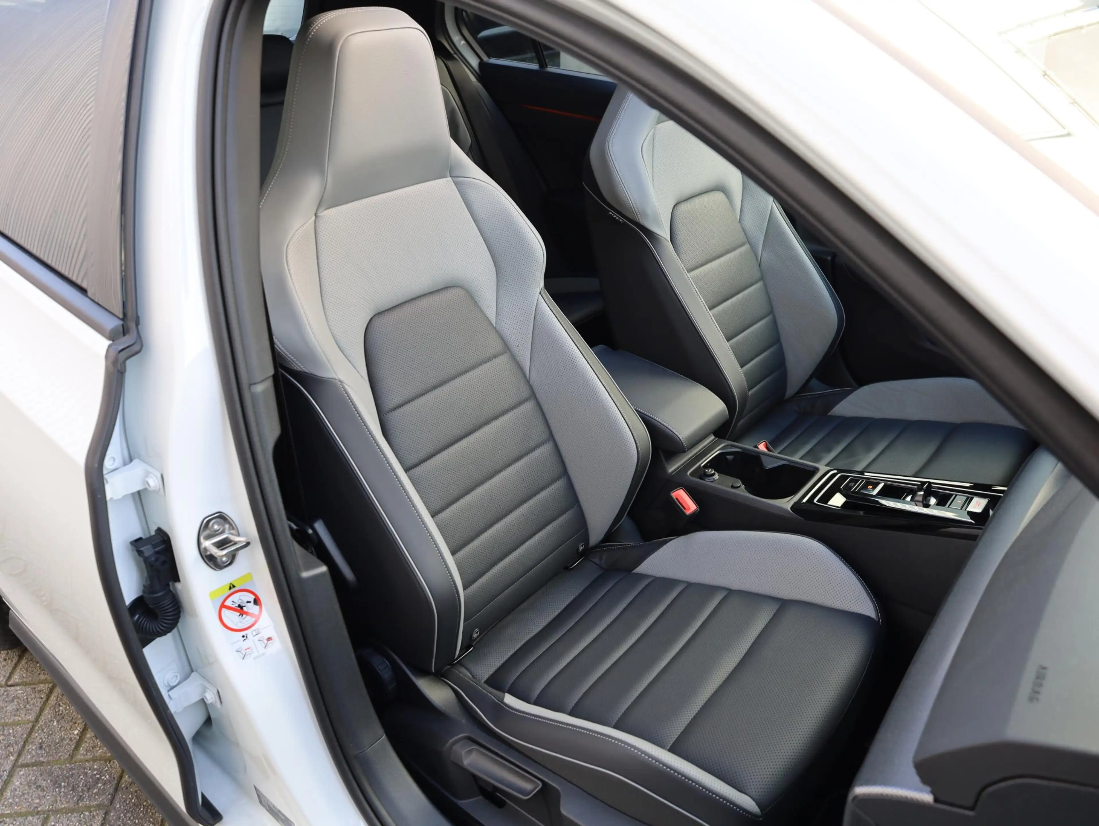 Volkswagen Golf GTE 1.5 eHybrid 272PK | Panodak | Leer | Black Style | — photo 40
