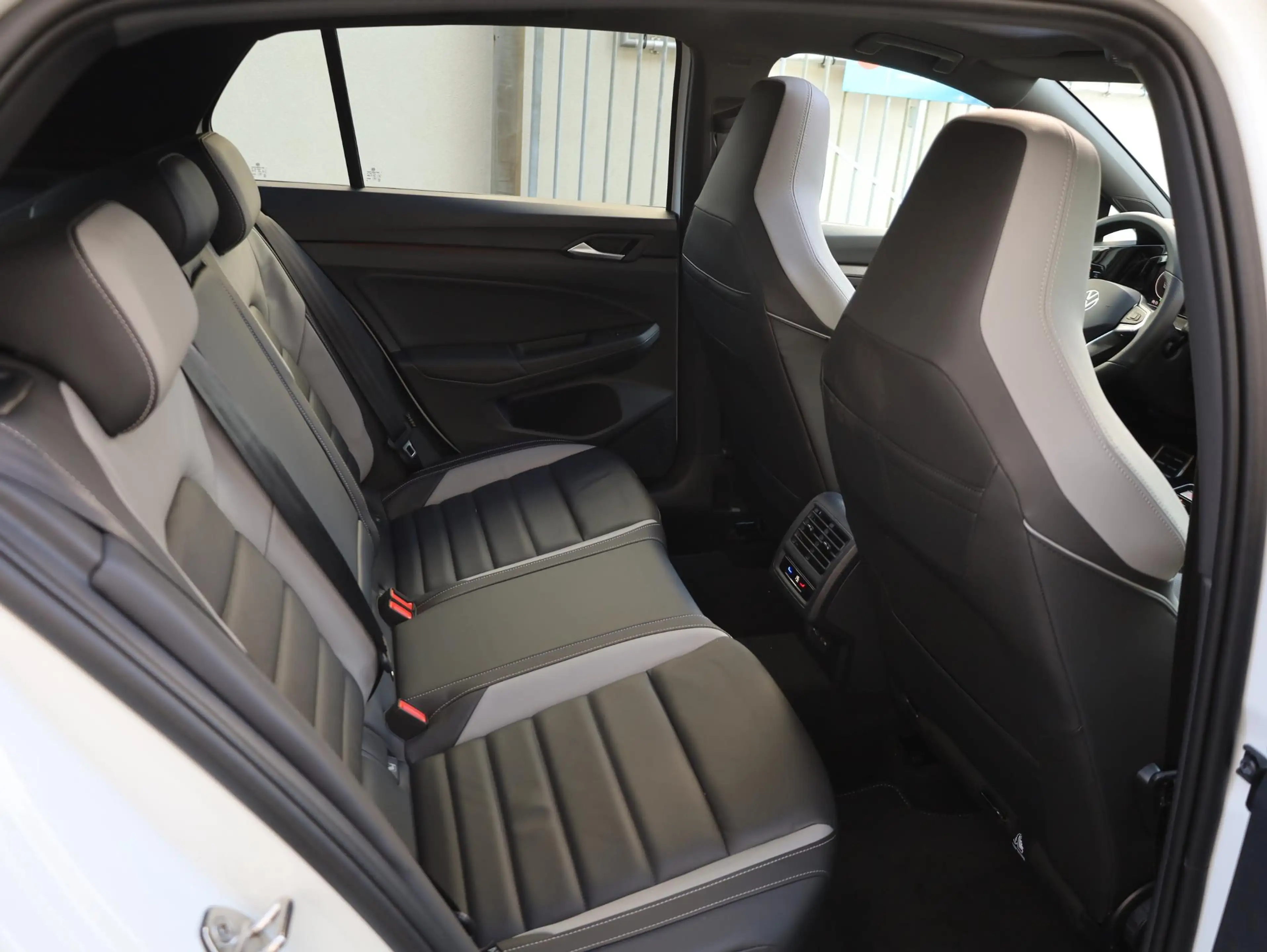 Volkswagen Golf GTE 1.5 eHybrid 272PK | Panodak | Leer | Black Style | — photo 37