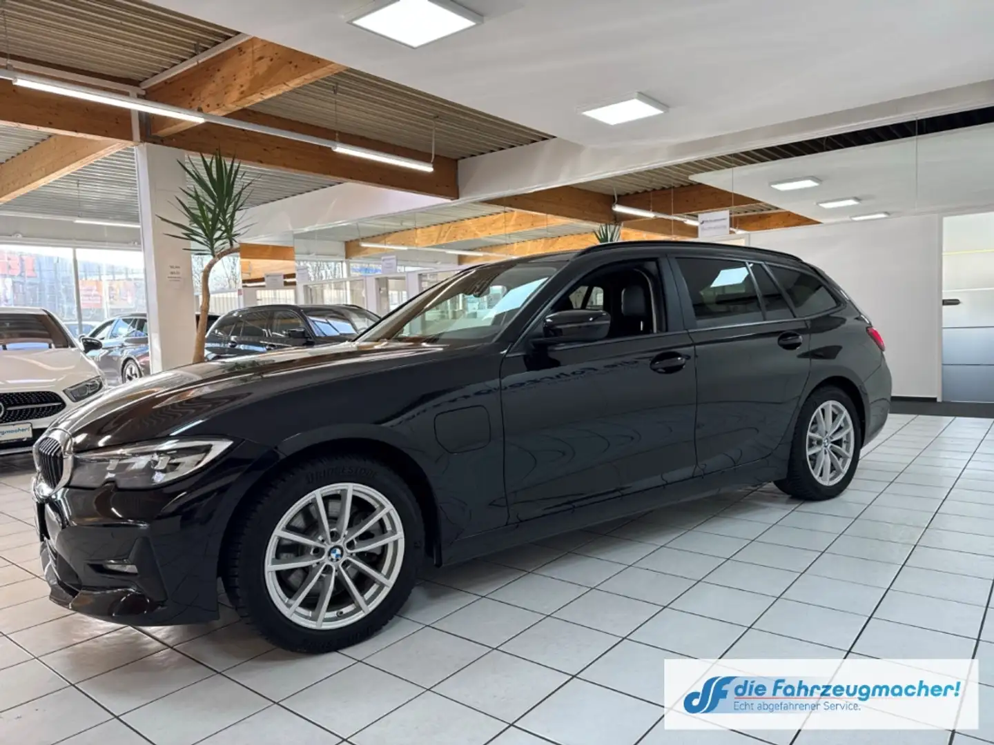 BMW 320 e Advantage Touring Park-Assistent Navi Digitales Schwarz - 2