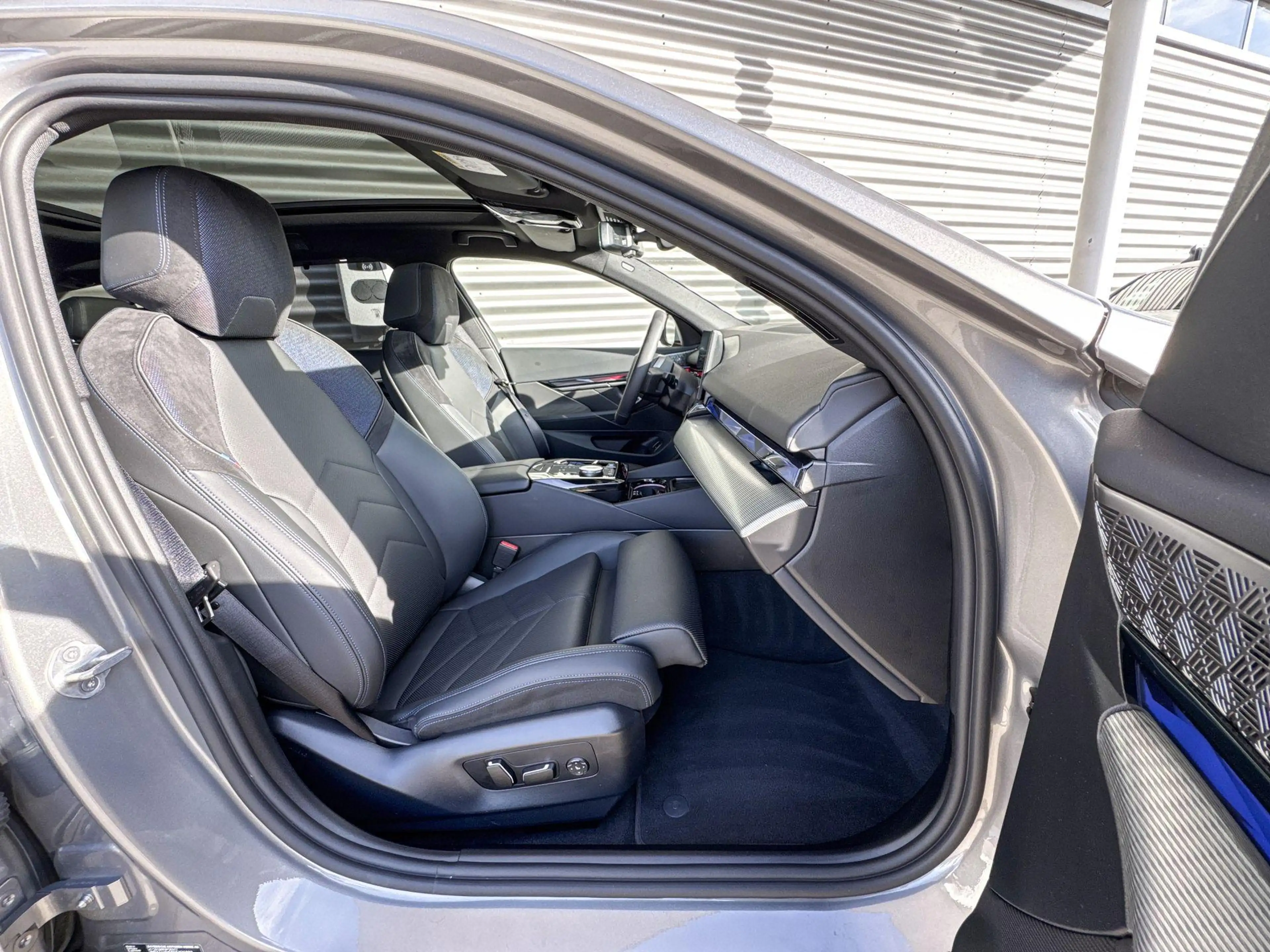 BMW i5 Touring eDrive40 84 kWh — photo 6