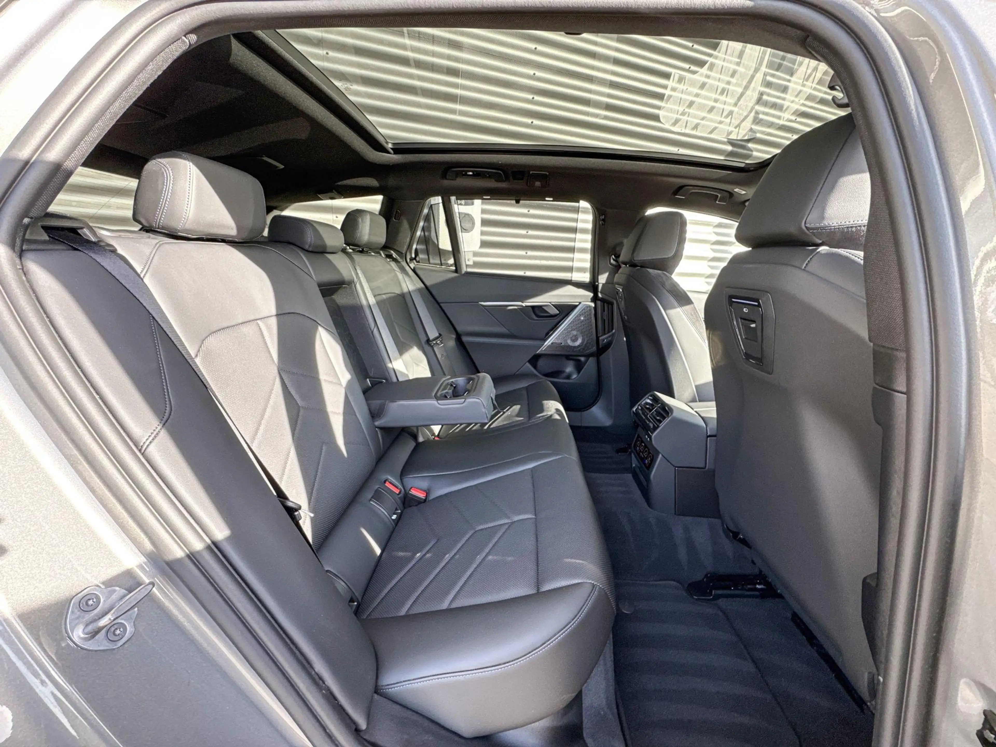 BMW i5 Touring eDrive40 84 kWh — photo 9