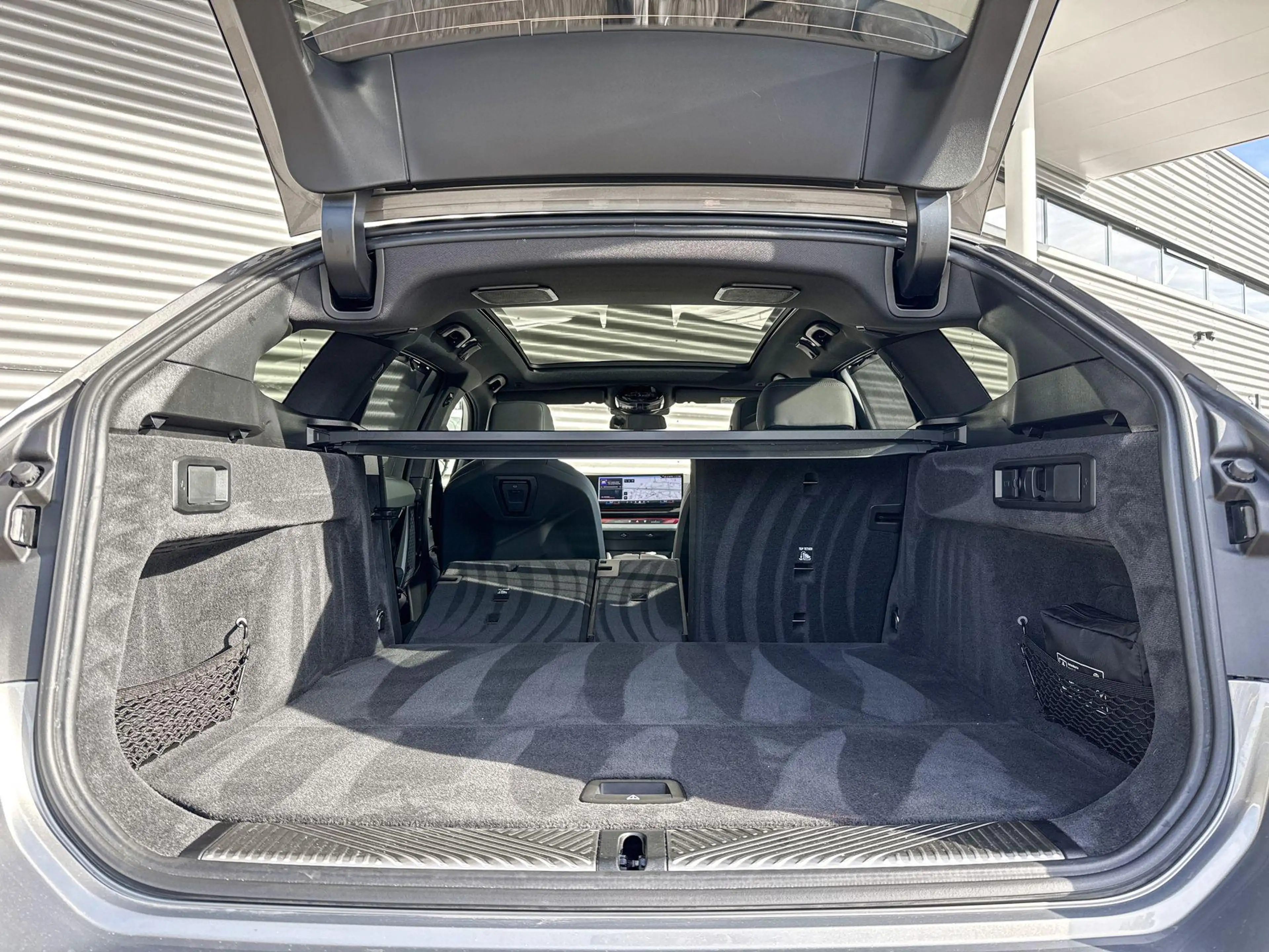 BMW i5 Touring eDrive40 84 kWh — photo 11