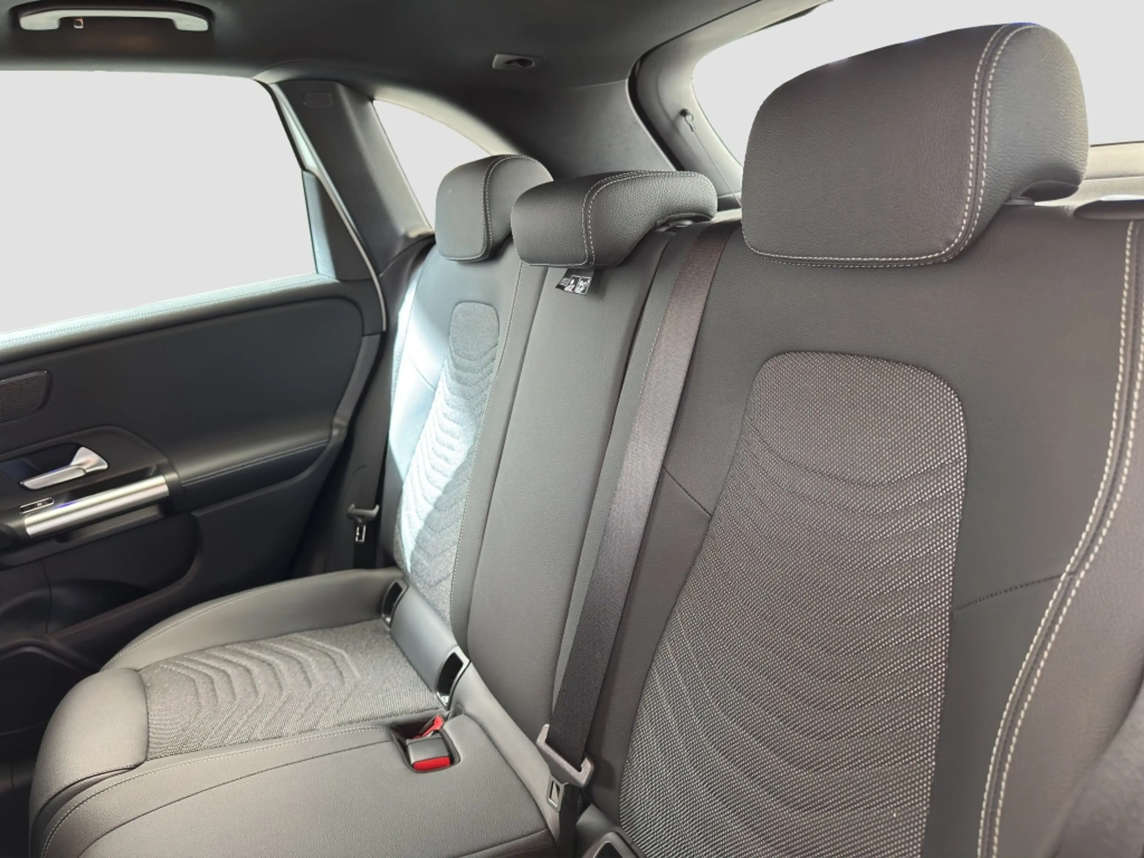 Mercedes-Benz B 200 Pano*SD*KeyLess*LED*PDC*ParkAss*SpurH*ACC — photo 13