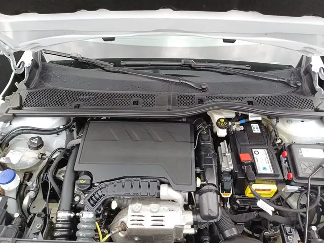 Peugeot 208 view 5