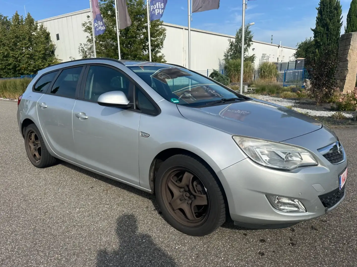 Opel Astra J Sports Tourer Design Edition Silber - 2