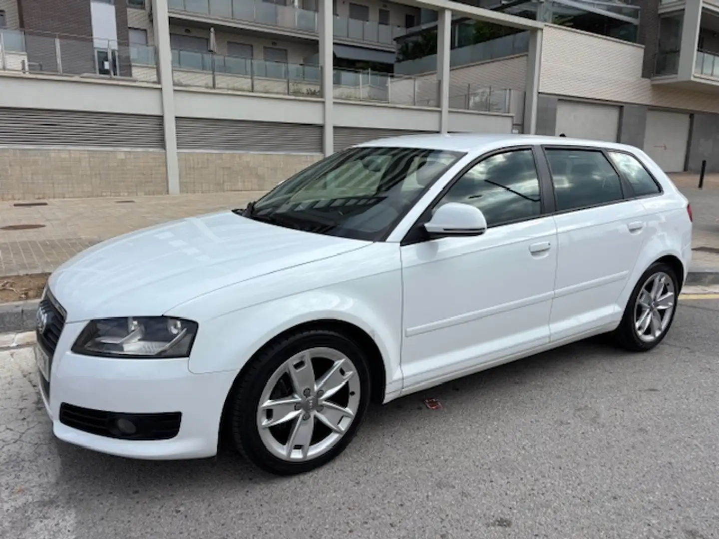 Audi A3 Sportback 2.0TDI Ambiente Weiß - 1